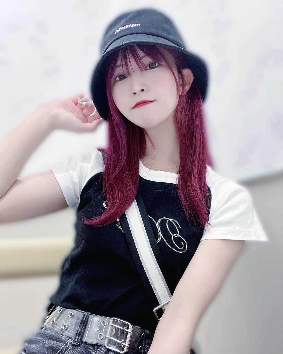 ちはるのインスタグラム：「. うんうん👌🏻  #xgirl #xgirlus #エックスガール #赤髪 #外ハネ #バケットハット #カジュアル #idol ##tflers #instagood #follow」