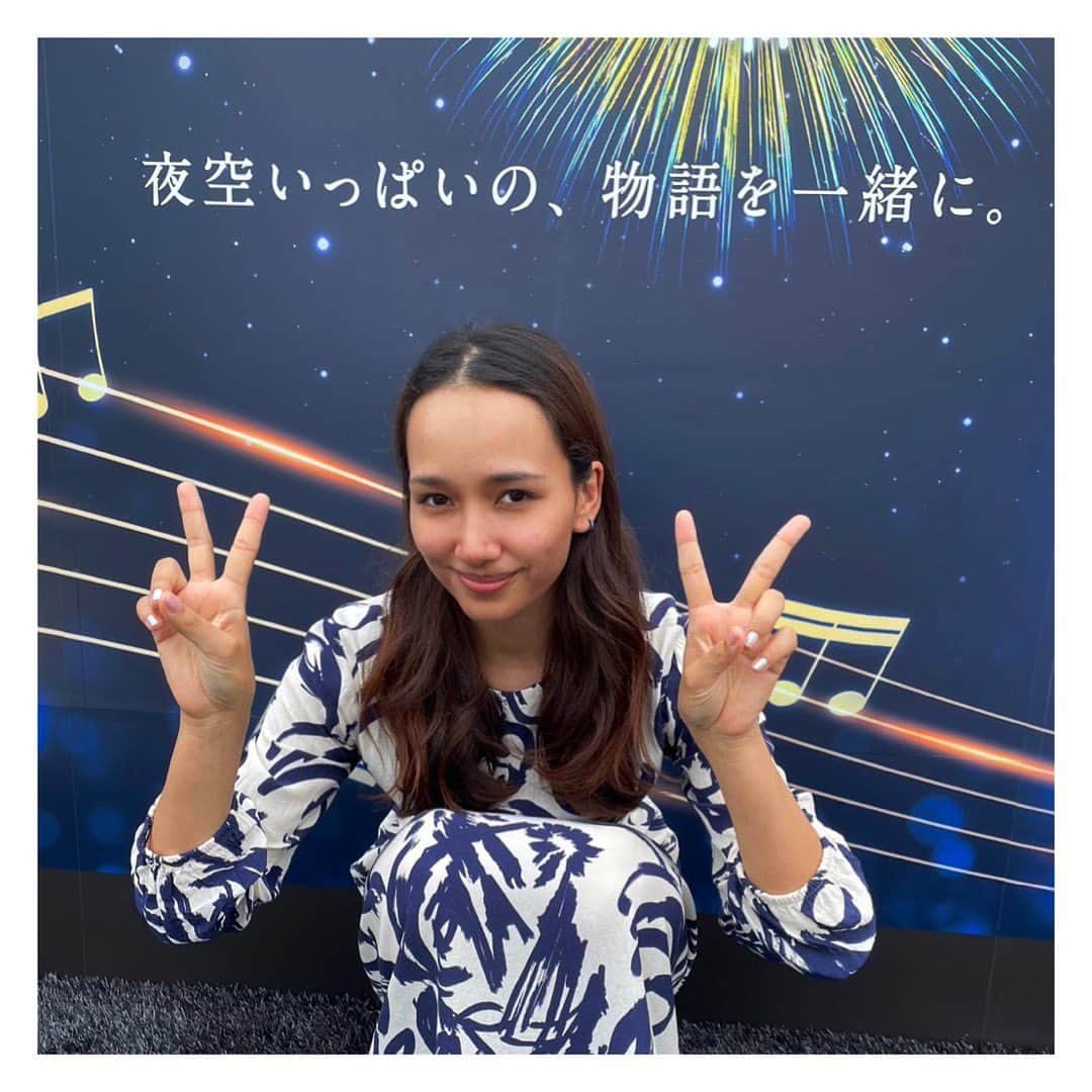 豊原江理佳さんのインスタグラム写真 - (豊原江理佳Instagram)「#ディズニーミュージックファイヤーワークス   オープニングパフォーマンスをさせていただきました  ありがとうございました✨  初めての経験… 写真に詰め込みました こんなにたくさんの人の前で 野外で、自分自身として マイクを持って 歌を表現するのは初めてで (今回、パートオブユアワールドと、レット・イット・ゴーを歌わせていただきました)  新しい一歩を踏み出したような 気持ちになりました。  ステージに上がるまでは、 それはもう、心臓が出るかと思いました。 でもステージに駆け上がって、そこからの景色を見たとき 届けたいの気持ちに変わりました。  とっってもドキドキして とっっても楽しかったです🥺  今回衣装とヘアメイクを 相談してわたしの好きなテイストをたくさん入れてもらいました♪ 最後は花火を見て夏を感じて帰宅…幸  #ディズニー　#花火大会」7月1日 21時41分 - erika_lunat