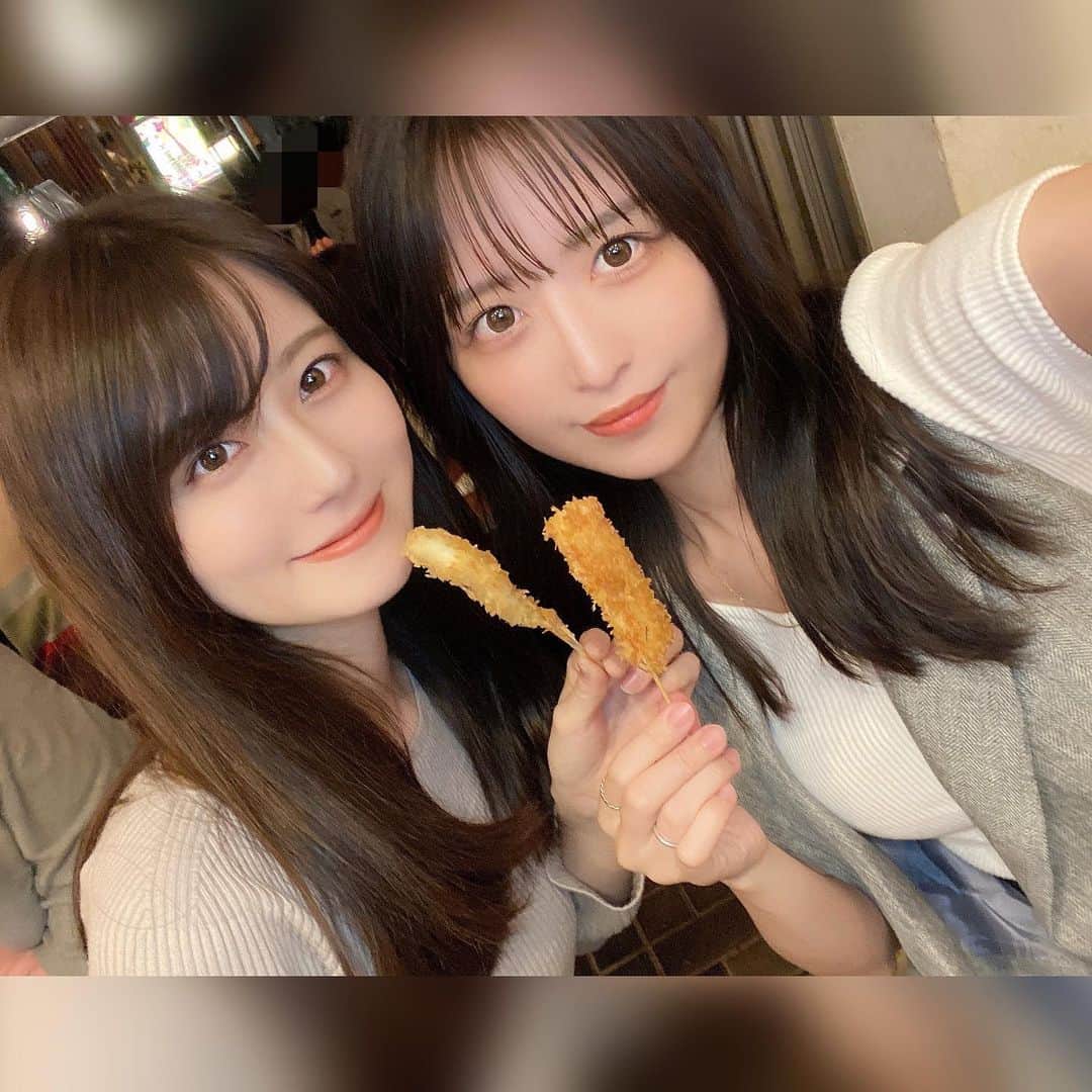 ぴちゅのインスタグラム：「🍢大好き🍢画像ダブルタップ♥️コメント✍🏻保存の3点、大変嬉しいです！ .  絵文字のみのコメントも是非です。返信させて下さい！  皆さま串カツお好きですか❓❓❓ コメントఽ✍🏻で教えて下さい！  . .  一番好きな串カツ屋さんと かなり前に誕生日会にお邪魔させていただいたレスリーキーさんの写真展レセプションに伺った時のです( • ᴗ • 🫶)  天使ちゃんと終始楽しすぎて るんるんでした🥺💓今月も会えるの楽しみ🥺💓 先輩方が経営されているお店のこの串カツの子持ち昆布が大好きで、、 過去に別店舗のオープニングレセプションにお邪魔した時にいただいて 美味しさに感動し、 そこから「子持ち昆布の串カツが好き！｣と言い始めたほど。  いただいた串カツのほとんどが子持ち昆布🤣あああもう食べたい、、、  あとおでんも美味しかったなぁ…全部美味しかったですが特に、です！  写真展は、本当に素敵でした… 飯島さんもありがとうございます！数年ぶりにお会い出来嬉しかったです…！ 伺ったら、オオカミには騙されないにキャスティングさせていただいた事務所さまや 久しぶりの方々にもお会いできました。。！ 最後の動画の本はレスリーさんの写真本です！言葉には表せないものでした…。写真って関わる方々の思い等が含まれているものだと思うので考えさせられるものがありました。 レスリーさんの写真は素人の私でも一瞬で分かるほどカラーや世界観があり感動します。  またこの時のジレは初めて着たものです！  qumerryさんの服可愛い😭これ一つで雰囲気変わるのでお気に入りです！  バッグは大好きなstrathberryです♡本当に好き。  . .  本日もこんな私の奇跡の一枚、別人のモリモリ画像と テキストを見て下さり誠にありがとうございました…！  いつも沢山のいいね＆コメント＆保存 大変感謝しております…。  . .  *****************🙇🏻‍♀️自己紹介🙇🏻‍♀️***************** ・名前：実物どぶねずみ　ぴちゅ  ・仕事 ①地上波やABEMA等の番組キャスティング （"オオカミには騙されない"（Netflix版も）含む 恋愛番組、バラエティ、ドラマ、特番等）、 主題歌、SNS企画のキャスティング ②動画系SNS全体責任者（TikTok等）、SNS企画考案 ③外部企業顧問 ④外部企業SNSマーケコンサル（数社） （③④は社内許可いただいております）  ・会社：AbemaTV、CyberAgent社員  ・SNS：600万再生／計150Ｋフォロワー  ・ネット上胡散臭いです ※tiktokのidもpichu921ですフォローぜひです。  ・無所属（ご依頼、お仕事相談など何でもDMぜひです。）  ※仕事内容、経歴、表彰系は @pichu921 のプロフ＆  その真下のリンクをタップ→上部の「もっと見る」  をタップして見ていただけると嬉しいです。 ************************************************  . .  ※早いコメントは勝手に順位コメントを返信させていただいております。 ※通知はプロフ右上のベルマーク🔔内全てチェックで届きます。 ※いいねして下さった方の投稿を たまにいいねさせていただいております…🙇‍♀️㊙️ Please double tap the image&comments! 좋군,댓글,기다릴게요! 너무 기뻐요!"不错"还有"评语"我会等你的! thankyou kushikatsu_bocchan_to_ebisu  qumerry.official」