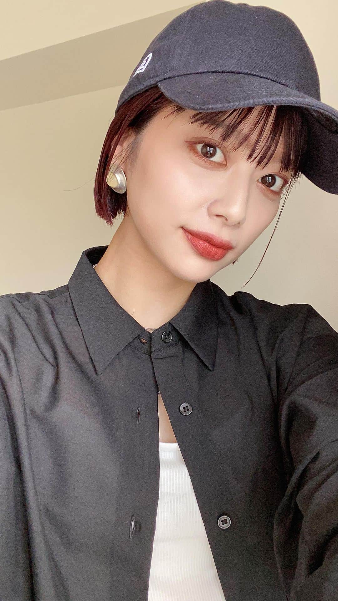 のインスタグラム：「. ⁡ リップ塗ってキャップ被るだけの動画です🧢 ⁡ ⁡ ぱっつんボブにキャップって楽すぎません？🥹 ⁡ ⁡ ⁡ ⁡ ⁡ ⁡ ⁡ ⁡ ⁡ ⁡ #キャップ女子 #キャップコーデ #休日コーデ」