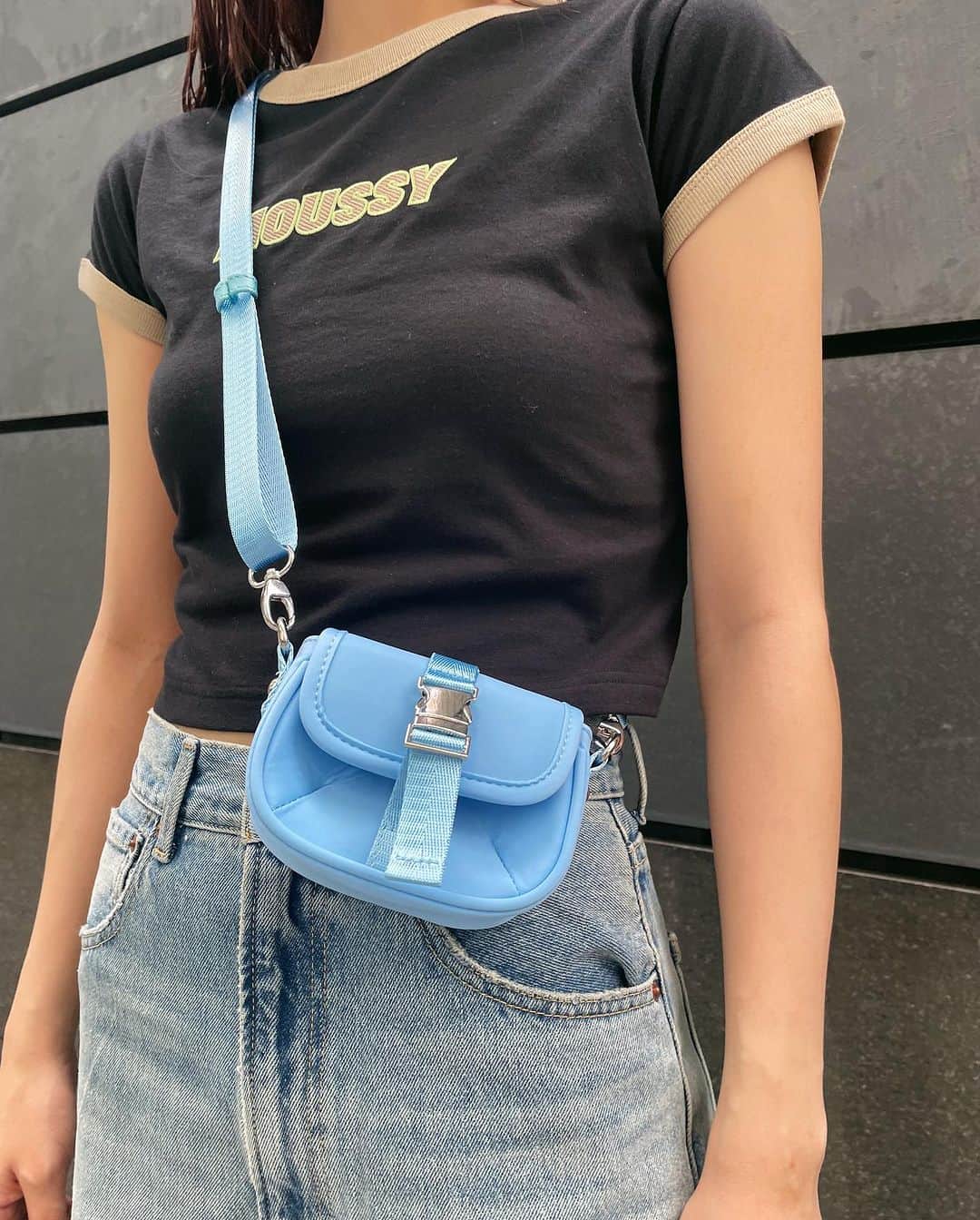 MOUSSY SNAPさんのインスタグラム写真 - (MOUSSY SNAPInstagram)「#MOUSSYSNAP @ka.rin8995 170cm  ・MOUSSY RINGER TINY TEE(010GSL90-0670) ・CUT OUT LOOSE STRAIGHT(010GAK11-5130) ・SPORTY MINI BAG(010GS751-1150) ・PVC CHUNK SANDALS(010GSS52-0870) 全国のMOUSSY店舗／SHEL'TTER WEBSTORE／ZOZOTOWNにて発売中。  #MOUSSY #MOUSSYJEANS」7月1日 21時44分 - moussysnap
