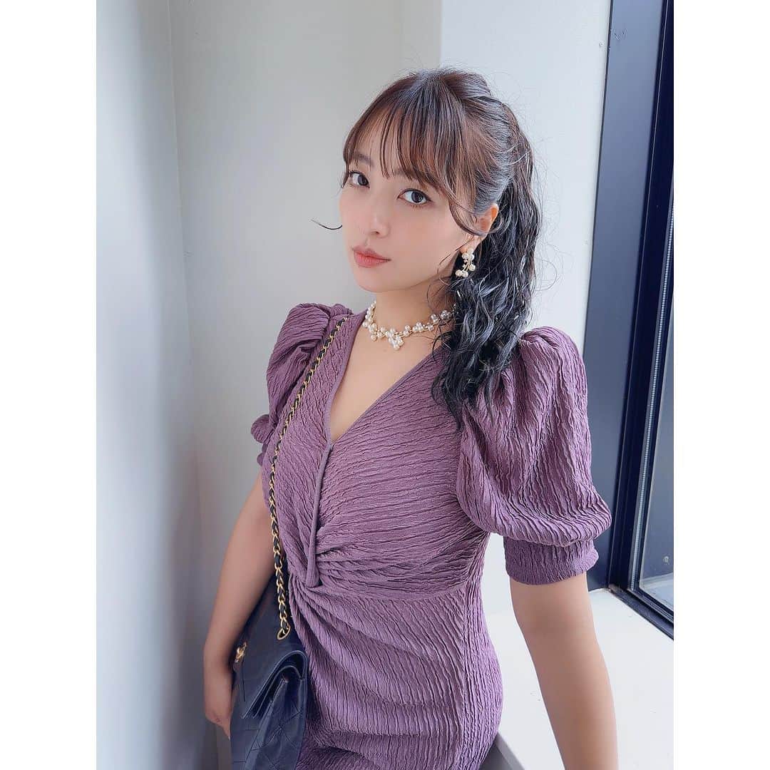 水崎綾女のインスタグラム：「------------------  結婚式お呼ばれヘア めぐたんにポニーテールのウィッグで長さだししてもらってヘアセットしてもらったよ〜♡すごく可愛くてお気に入り◡̈♥︎  @meg_kodama  @littleharajuku   #hair #hairstylist #hairstyle  #meg_arrange #harajuku」