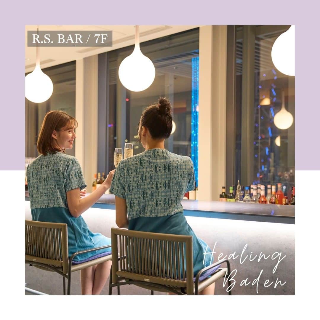 スパ ラクーア公式のインスタグラム：「･ ／ 新エリア ”R.S.BAR” でバーテンダーによる本格カクテルをいただく ＼  さぁ、ここはホテルのbarではありませんよ。 スパ ラクーア新エリア、本格カクテルが味わえるR.S.BARです。  このR.S.BAR、なんの頭文字？と思った方も多いのではないでしょうか？ これは、隣接しているRendezvous Square（ランデブースクエア）の頭文字をとったネーミングなんです！  メニューもバーテンダー考案で、どんどん新作も誕生するので、 今しか飲めないカクテルもあるかもしれません。 barには行ってみたいけど、ちょっと足が前に出ない…というそこのあなたも、 是非スパラクーアで新たな扉を開いてみませんか？  皆さんは、どんなカクテルが飲みたいですか🍸？コメント欄で教えてくださいね。  ーーーーーーーーーーー  都心のリゾート スパ ラクーア🌺  #ラクーア #スパラクーア #laqua #rentola #東京ドーム #東京ドームシティ #天然温泉 #温泉 #サウナ #岩盤浴 #サ活 #露天風呂 #ヒーリングバーデ #リラックス #リフレッシュ #癒やし #心にも潤いを」
