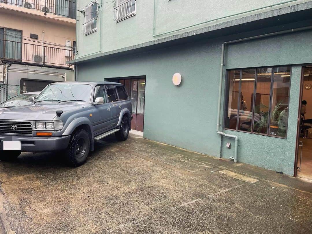馬場一馬のインスタグラム：「お車でご来店🚙 駐車場2台まで停めれます‼︎ ㅤㅤㅤㅤㅤㅤㅤㅤㅤㅤㅤㅤㅤ ※オペレーションが難しく駐車場の予約は受け付けておりません。stilllightsをご利用のお客様で空いていれば2台まで利用可能です。」