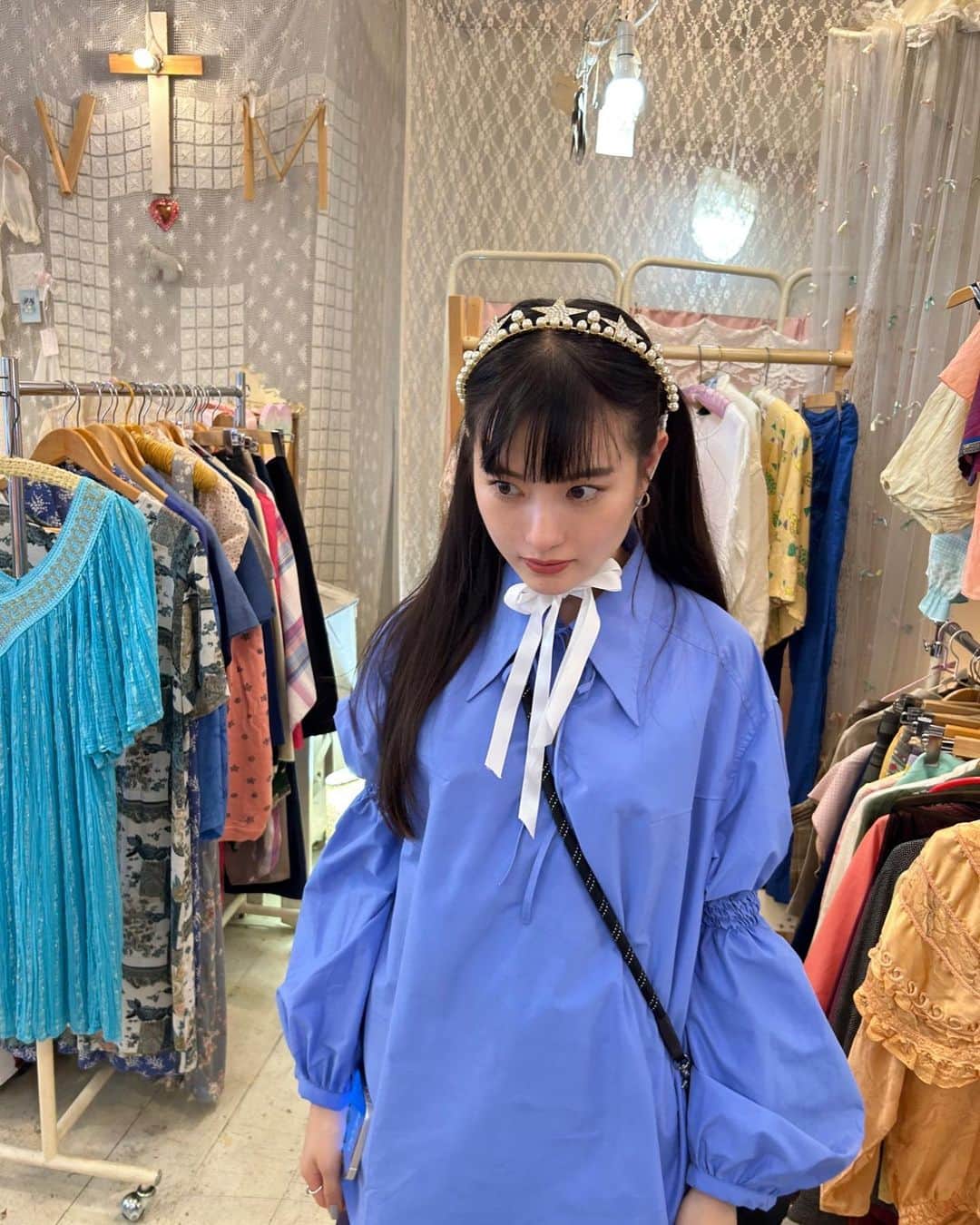 みこのインスタグラム：「私とカルチャーを出会わせてくれた大切な古着屋さん"The Virgin Mary"が7/7にクローズします。😴🌟🎋  あの頃一緒に通ってたちゃみと最後のお買い物をしてきました。  ふぇのたすで歌ってた頃。  バンドとバイトをボロボロになるまで頑張ってて、だけどすっごく楽しくて💎  そんな頃、モデルや踊りなど様々な表現をするちゃみと出会って、不思議な魅力に惹かれて、仲良くなって。  ライブ見にきてくれたり、うちで泊まり会したり、いっしょにVirginに通ったりしてました🤝♡  どこを見ても可愛い店内。 本当にお金がなくて、全然買えなかったり。 合わせ方のわからない古着にどきどきしたり。  まぎれもなく私にとっての青春だった🐬💎  最後にGFCのアイテムを置いていただけたこともhappy endingな思い出。  ありさん、素晴らしい世界を発信してくれて本当にありがとうございます。  Virginと出会ったから、ふぇのたすのみこが生まれて、今の私がいます。  いつまでも大切に胸の中にしまえる思い出をもらうことができて、本当に幸せです…✶」