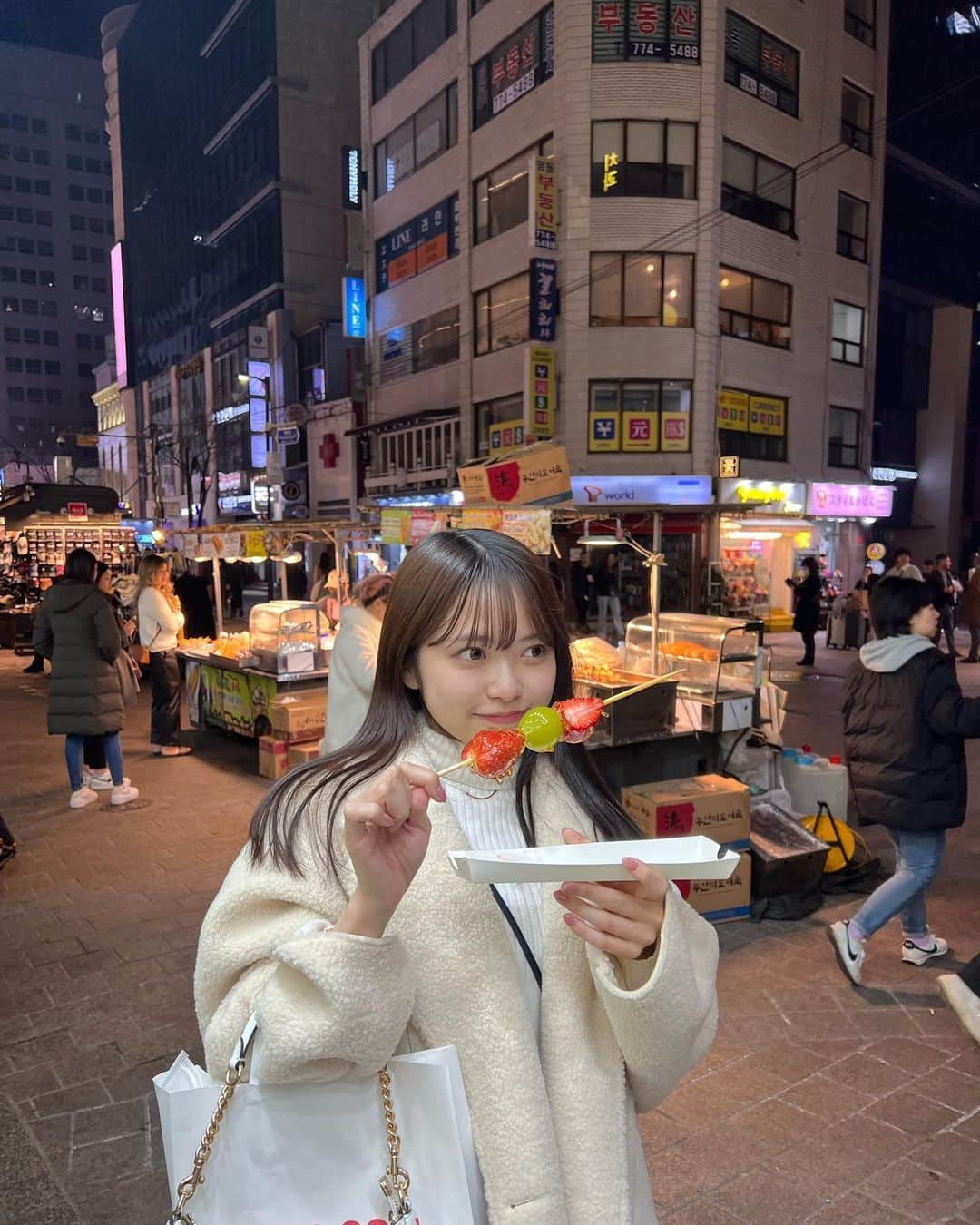 大賀咲希さんのインスタグラム写真 - (大賀咲希Instagram)「. 3月に韓国行った時の🇰🇷  エレガントキュートなお友達がしてくれた、エレガントキュートなハーフアップが好評だったので沢山載せます🧏🏻‍♀️♡  てか！韓国のお酒可愛くない！！？  #卒業旅行 #韓国」7月1日 21時52分 - saki_ohga