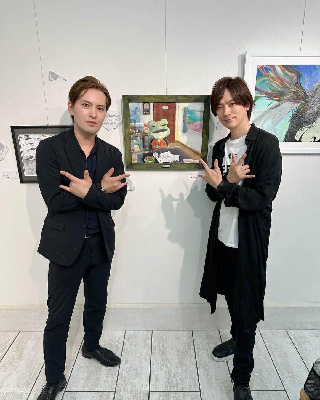 DAIGOのインスタグラム：「芸術家の国松飛龍くんの個展『RASEN』に行きました。  芸術が爆発していました。🖌️  とても素敵な個展です！  友達にもたくさん会えて嬉しかった☺️  7/2まで恵比寿の広重ギャラリーの一階で開催されています！  是非！  @hiryu_kunimatsu  #国松飛龍　 #RASEN #アート #絵が描けるって素晴らしい #広重ギャラリー」