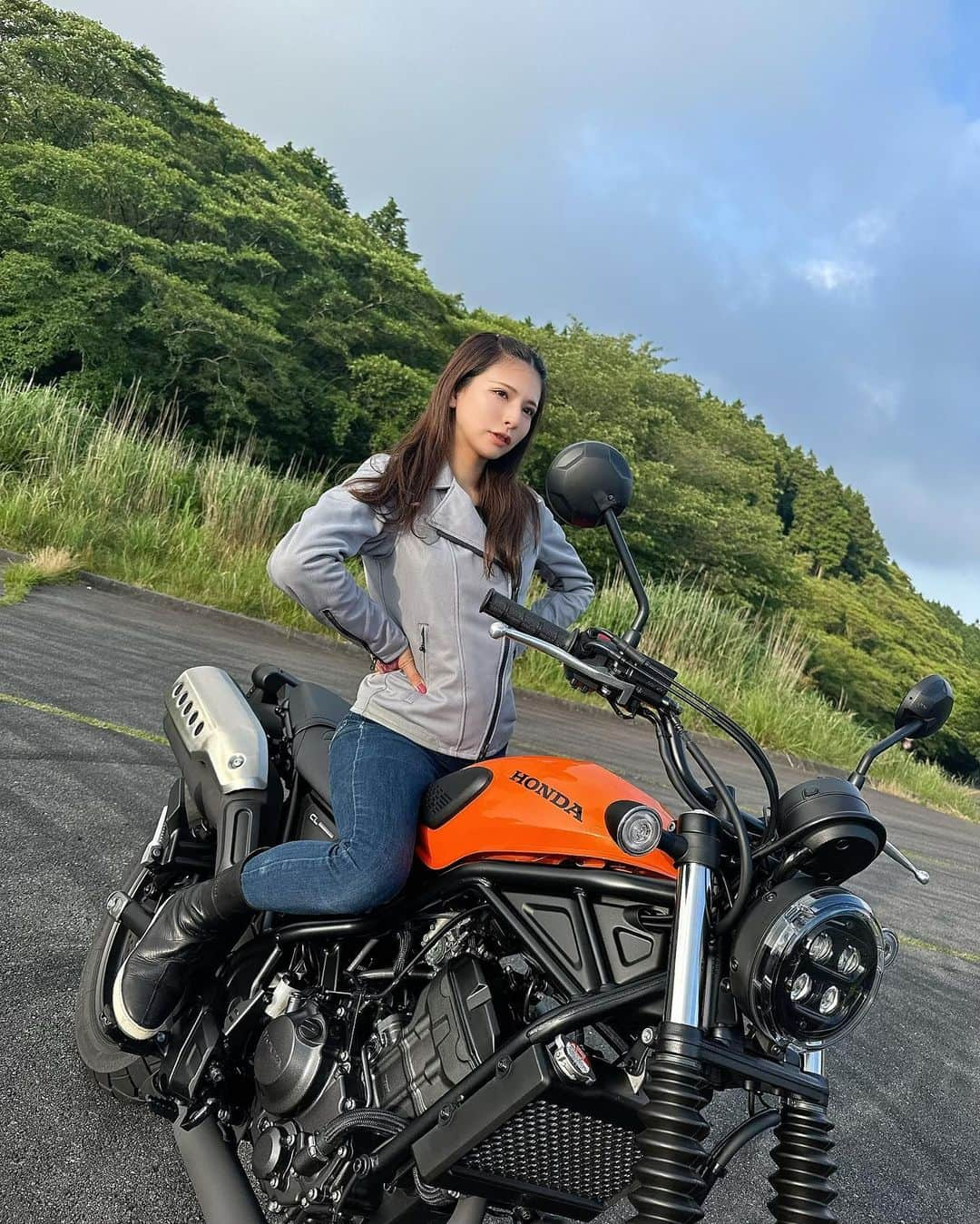 葉月美優のインスタグラム：「❥HONDA CL250  今話題のスクランブラーバイクですね！  私は足つきは悪くなくとてもとても軽く感じました♫  7/31発売のAdventure's の撮影 発売お楽しみにです(*´ω｀*)💕  #バイク #バイク女子 #バイク好きな人と繋がりたい #バイクツーリング #バイクライフ #cl250 #スクランブラー #ホンダバイク #honda #hondabike #アドベンチャーバイク #バイクのある風景 #バイクファッション #バイク女子フォト #kadoya #バイク旅 #バイク乗りと繋がりたい」