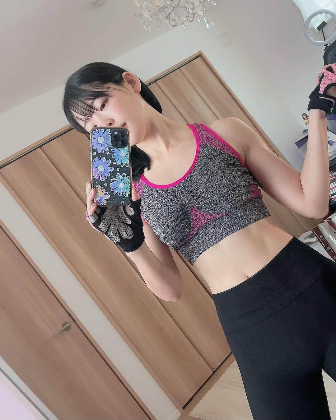 上原あかりのインスタグラム：「理想は朝起きてストレッチして 軽く筋トレしてそれから仕事したい🥺  まぁ…理想だけど…( _¯꒳​¯ _)  明日は晴れるっぽいよ☀️ そのあと雨続きだから明日は洗濯物まとめてやっちゃわないとだね！  #筋トレ女子 #腹筋女子  #training #traininggirl #selfeile #fitnessgirl #workout #筋トレ好きと繋がりたい」