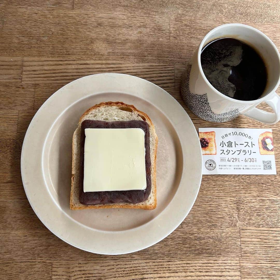 うさもぐさんのインスタグラム写真 - (うさもぐInstagram)「▷ #名古屋 あんバター記録 ◁ ⁡ ⁡ ROWS COFFEE @ 名古屋 ⁡ ⁡ 何度でも食べたい絶品あんバター！ ⁡ ⁡ ■ 自家製あんバター 500円 ■ アメリカーノ 530円 ⁡ ⁡ 何度かリピしてるROWS COFFEEさん。 本当ここのあんバター大好きなの。 ⁡ カリもちトーストに 風味と甘さのバランスが取れたしっとりつぶあんと コク・塩気共にガッツリのバターの絶妙コンビ！ ⁡ やっぱいつ食べても美味しい！ ⁡ ROWSさんのあんバターはなんと言ってもこの どこを食べてあんバターが 満遍なく味わえるところが素敵。 ⁡ 小さめでおやつにもぴったりのサイズだから いつもおかわりしたくなってる。(笑) ⁡ そしてついさっき2023年上半期の あんバターランキングTOP7をYouTubeに投稿しました(見てね) ⁡ 7つ厳選するの大変だったぁぁぁ ⁡ ということで今日から2023年下半期。 いや半年経つの早すぎだろ。 こう言ってる間にきっとすぐ年末なんだろうな〜 今年の〆あんバターどうしよう(気も早い) ⁡ とりあえず下半期も美味しいあんバターに 出会いたいものです。 東京以外のあんバターもたくさん食べたいな〜 ⁡ #途中からROWSさん関係ない ⁡ ⁡ #ROWSCOFFEE #あんバター#あんバタートースト#名古屋グルメ#名古屋カフェ#名古屋モーニング#名古屋#うさもぐ名古屋旅#あんこ#パン大好き#あんこ好き#小倉トースト」7月1日 22時03分 - mgmgbutter3