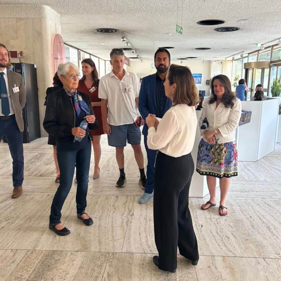 カル・ペンさんのインスタグラム写真 - (カル・ペンInstagram)「On a cultural delegation with Joan Baez. Hearing stories about her friendship with Dr. King over lunch was powerful, especially when I think about our own Supreme Court’s backward decisions to gut affirmative action & permit LGBT discrimination. I asked her if she had any advice for continuing to fight codified injustice. “It’s all about risk. What kind of risk are you willing to take to fight?”  Thanks to our 🇺🇸 UN Human Rights Council Ambassador @ztaylors @usmissiongeneva & @statedept Director of Art in Embassies Megan Beyer, @dirartstate @artinembassies.   And Alexis Rockman whose powerful remarks, work, and conversation on art and the climate crisis are unforgettable.」7月1日 22時03分 - kalpenn