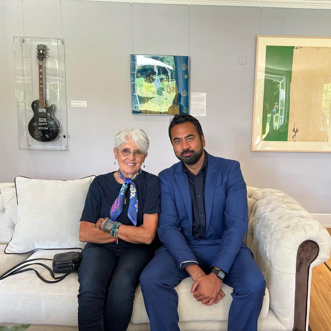 カル・ペンのインスタグラム：「On a cultural delegation with Joan Baez. Hearing stories about her friendship with Dr. King over lunch was powerful, especially when I think about our own Supreme Court’s backward decisions to gut affirmative action & permit LGBT discrimination. I asked her if she had any advice for continuing to fight codified injustice. “It’s all about risk. What kind of risk are you willing to take to fight?”  Thanks to our 🇺🇸 UN Human Rights Council Ambassador @ztaylors @usmissiongeneva & @statedept Director of Art in Embassies Megan Beyer, @dirartstate @artinembassies.   And Alexis Rockman whose powerful remarks, work, and conversation on art and the climate crisis are unforgettable.」