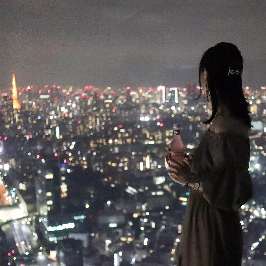 Eri Satoさんのインスタグラム写真 - (Eri SatoInstagram)「【THE ROOF SHIBUYA SKY】 · ずっと気になってた渋谷SKY✨ お誕生日祝いで可愛い子と🥂 @shibuya_sky · 渋谷スクランブルスクエアの SHIBUYA SKY 屋上展望空間「SKY STAGE」が 11月末までの期間限定で ルーフトップバーになってます✨ · 今回はソファ席に座りたかったので 🎟THE ROOF SEAT & 2DRINKS SET を購入したよ！ こちらは1人分で ☑SHIBUYA SKY入場チケット ☑ソファ席チャージ料 ☑アルコール/ソフトドリンク 2品  ☑スナック 1品 がついてきます☺️ · 4週間前からチケット購入出来るんだけど ほんとすぐなくなるから気をつけてね！ クレジット払いにすると 当日12時までは払戻しできるから 雨が降っても安心😂 悪天候だと入れなくなるので この日も本当に天気だけ心配だったー😢 晴れてくれて本当に良かった🙌 · ソファ席は50分で入れ替えだけど その後も屋上にいられるから たくさん写真撮ったよー！ 周りは外国人ばっかりなので 恥ずかしくないです🤣 · あーほんと楽しかったなぁ🥰 リールも作ろっかな😂 夜景がとってもキレイなので デートにもおすすめです💓 素敵な思い出になりました ありがとう🎀 · · #渋谷SKY#渋谷スカイ#スクランブルスクエア #渋谷#屋上展望空間#ルーフトップバー #渋谷デート#渋谷女子会#夜景」7月1日 22時03分 - satoeri626