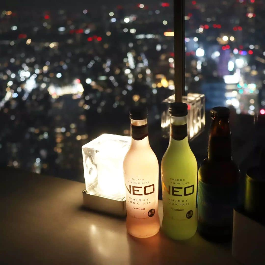 Eri Satoさんのインスタグラム写真 - (Eri SatoInstagram)「【THE ROOF SHIBUYA SKY】 · ずっと気になってた渋谷SKY✨ お誕生日祝いで可愛い子と🥂 @shibuya_sky · 渋谷スクランブルスクエアの SHIBUYA SKY 屋上展望空間「SKY STAGE」が 11月末までの期間限定で ルーフトップバーになってます✨ · 今回はソファ席に座りたかったので 🎟THE ROOF SEAT & 2DRINKS SET を購入したよ！ こちらは1人分で ☑SHIBUYA SKY入場チケット ☑ソファ席チャージ料 ☑アルコール/ソフトドリンク 2品  ☑スナック 1品 がついてきます☺️ · 4週間前からチケット購入出来るんだけど ほんとすぐなくなるから気をつけてね！ クレジット払いにすると 当日12時までは払戻しできるから 雨が降っても安心😂 悪天候だと入れなくなるので この日も本当に天気だけ心配だったー😢 晴れてくれて本当に良かった🙌 · ソファ席は50分で入れ替えだけど その後も屋上にいられるから たくさん写真撮ったよー！ 周りは外国人ばっかりなので 恥ずかしくないです🤣 · あーほんと楽しかったなぁ🥰 リールも作ろっかな😂 夜景がとってもキレイなので デートにもおすすめです💓 素敵な思い出になりました ありがとう🎀 · · #渋谷SKY#渋谷スカイ#スクランブルスクエア #渋谷#屋上展望空間#ルーフトップバー #渋谷デート#渋谷女子会#夜景」7月1日 22時03分 - satoeri626