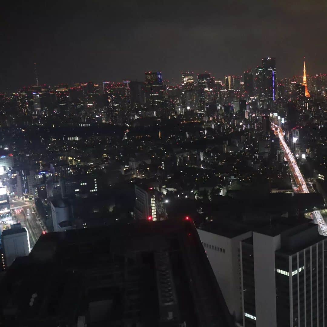 Eri Satoさんのインスタグラム写真 - (Eri SatoInstagram)「【THE ROOF SHIBUYA SKY】 · ずっと気になってた渋谷SKY✨ お誕生日祝いで可愛い子と🥂 @shibuya_sky · 渋谷スクランブルスクエアの SHIBUYA SKY 屋上展望空間「SKY STAGE」が 11月末までの期間限定で ルーフトップバーになってます✨ · 今回はソファ席に座りたかったので 🎟THE ROOF SEAT & 2DRINKS SET を購入したよ！ こちらは1人分で ☑SHIBUYA SKY入場チケット ☑ソファ席チャージ料 ☑アルコール/ソフトドリンク 2品  ☑スナック 1品 がついてきます☺️ · 4週間前からチケット購入出来るんだけど ほんとすぐなくなるから気をつけてね！ クレジット払いにすると 当日12時までは払戻しできるから 雨が降っても安心😂 悪天候だと入れなくなるので この日も本当に天気だけ心配だったー😢 晴れてくれて本当に良かった🙌 · ソファ席は50分で入れ替えだけど その後も屋上にいられるから たくさん写真撮ったよー！ 周りは外国人ばっかりなので 恥ずかしくないです🤣 · あーほんと楽しかったなぁ🥰 リールも作ろっかな😂 夜景がとってもキレイなので デートにもおすすめです💓 素敵な思い出になりました ありがとう🎀 · · #渋谷SKY#渋谷スカイ#スクランブルスクエア #渋谷#屋上展望空間#ルーフトップバー #渋谷デート#渋谷女子会#夜景」7月1日 22時03分 - satoeri626