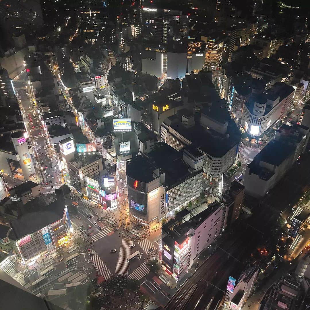Eri Satoさんのインスタグラム写真 - (Eri SatoInstagram)「【THE ROOF SHIBUYA SKY】 · ずっと気になってた渋谷SKY✨ お誕生日祝いで可愛い子と🥂 @shibuya_sky · 渋谷スクランブルスクエアの SHIBUYA SKY 屋上展望空間「SKY STAGE」が 11月末までの期間限定で ルーフトップバーになってます✨ · 今回はソファ席に座りたかったので 🎟THE ROOF SEAT & 2DRINKS SET を購入したよ！ こちらは1人分で ☑SHIBUYA SKY入場チケット ☑ソファ席チャージ料 ☑アルコール/ソフトドリンク 2品  ☑スナック 1品 がついてきます☺️ · 4週間前からチケット購入出来るんだけど ほんとすぐなくなるから気をつけてね！ クレジット払いにすると 当日12時までは払戻しできるから 雨が降っても安心😂 悪天候だと入れなくなるので この日も本当に天気だけ心配だったー😢 晴れてくれて本当に良かった🙌 · ソファ席は50分で入れ替えだけど その後も屋上にいられるから たくさん写真撮ったよー！ 周りは外国人ばっかりなので 恥ずかしくないです🤣 · あーほんと楽しかったなぁ🥰 リールも作ろっかな😂 夜景がとってもキレイなので デートにもおすすめです💓 素敵な思い出になりました ありがとう🎀 · · #渋谷SKY#渋谷スカイ#スクランブルスクエア #渋谷#屋上展望空間#ルーフトップバー #渋谷デート#渋谷女子会#夜景」7月1日 22時03分 - satoeri626