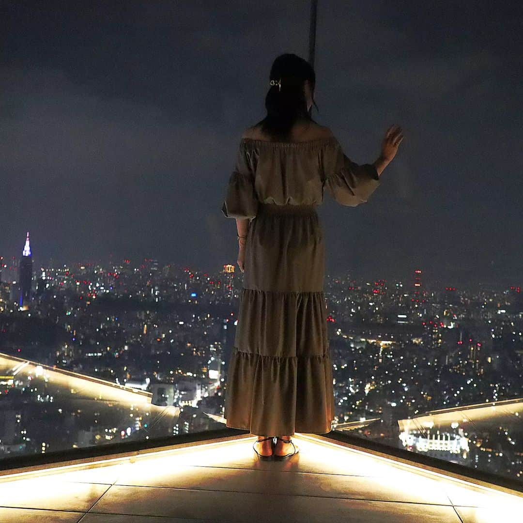 Eri Satoさんのインスタグラム写真 - (Eri SatoInstagram)「【THE ROOF SHIBUYA SKY】 · ずっと気になってた渋谷SKY✨ お誕生日祝いで可愛い子と🥂 @shibuya_sky · 渋谷スクランブルスクエアの SHIBUYA SKY 屋上展望空間「SKY STAGE」が 11月末までの期間限定で ルーフトップバーになってます✨ · 今回はソファ席に座りたかったので 🎟THE ROOF SEAT & 2DRINKS SET を購入したよ！ こちらは1人分で ☑SHIBUYA SKY入場チケット ☑ソファ席チャージ料 ☑アルコール/ソフトドリンク 2品  ☑スナック 1品 がついてきます☺️ · 4週間前からチケット購入出来るんだけど ほんとすぐなくなるから気をつけてね！ クレジット払いにすると 当日12時までは払戻しできるから 雨が降っても安心😂 悪天候だと入れなくなるので この日も本当に天気だけ心配だったー😢 晴れてくれて本当に良かった🙌 · ソファ席は50分で入れ替えだけど その後も屋上にいられるから たくさん写真撮ったよー！ 周りは外国人ばっかりなので 恥ずかしくないです🤣 · あーほんと楽しかったなぁ🥰 リールも作ろっかな😂 夜景がとってもキレイなので デートにもおすすめです💓 素敵な思い出になりました ありがとう🎀 · · #渋谷SKY#渋谷スカイ#スクランブルスクエア #渋谷#屋上展望空間#ルーフトップバー #渋谷デート#渋谷女子会#夜景」7月1日 22時03分 - satoeri626