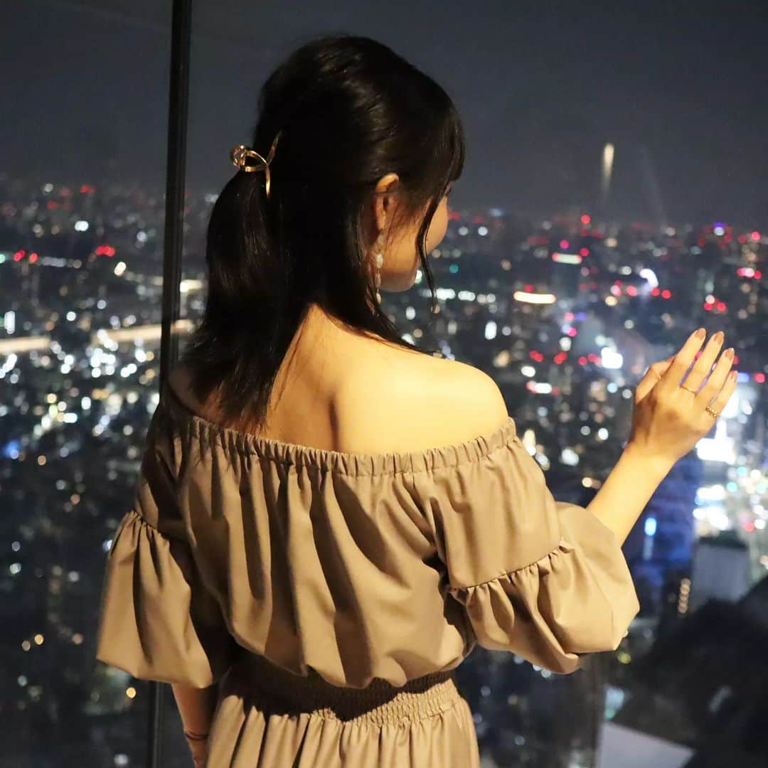 Eri Satoさんのインスタグラム写真 - (Eri SatoInstagram)「【THE ROOF SHIBUYA SKY】 · ずっと気になってた渋谷SKY✨ お誕生日祝いで可愛い子と🥂 @shibuya_sky · 渋谷スクランブルスクエアの SHIBUYA SKY 屋上展望空間「SKY STAGE」が 11月末までの期間限定で ルーフトップバーになってます✨ · 今回はソファ席に座りたかったので 🎟THE ROOF SEAT & 2DRINKS SET を購入したよ！ こちらは1人分で ☑SHIBUYA SKY入場チケット ☑ソファ席チャージ料 ☑アルコール/ソフトドリンク 2品  ☑スナック 1品 がついてきます☺️ · 4週間前からチケット購入出来るんだけど ほんとすぐなくなるから気をつけてね！ クレジット払いにすると 当日12時までは払戻しできるから 雨が降っても安心😂 悪天候だと入れなくなるので この日も本当に天気だけ心配だったー😢 晴れてくれて本当に良かった🙌 · ソファ席は50分で入れ替えだけど その後も屋上にいられるから たくさん写真撮ったよー！ 周りは外国人ばっかりなので 恥ずかしくないです🤣 · あーほんと楽しかったなぁ🥰 リールも作ろっかな😂 夜景がとってもキレイなので デートにもおすすめです💓 素敵な思い出になりました ありがとう🎀 · · #渋谷SKY#渋谷スカイ#スクランブルスクエア #渋谷#屋上展望空間#ルーフトップバー #渋谷デート#渋谷女子会#夜景」7月1日 22時03分 - satoeri626