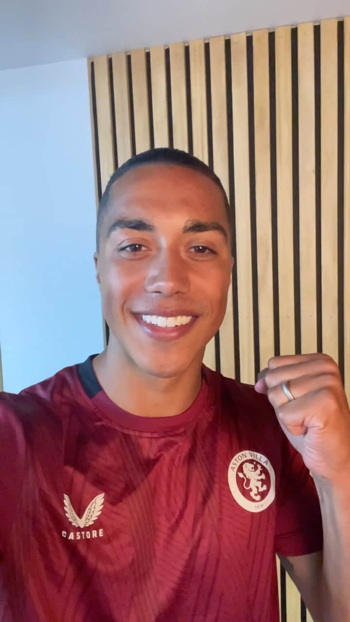 ユーリ・ティーレマンスのインスタグラム：「Up the Villa! 💜」