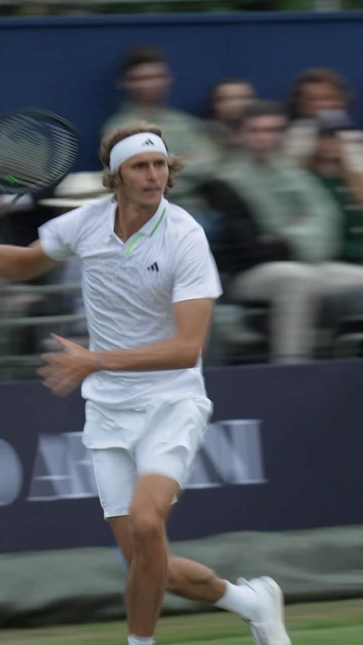 アレクサンダー・ズベレフのインスタグラム：「Action from the @giorgioarmanitennisclassic 🌱🎾🇬🇧   #atptour #tennis #sports #GATC @alexzverev123」