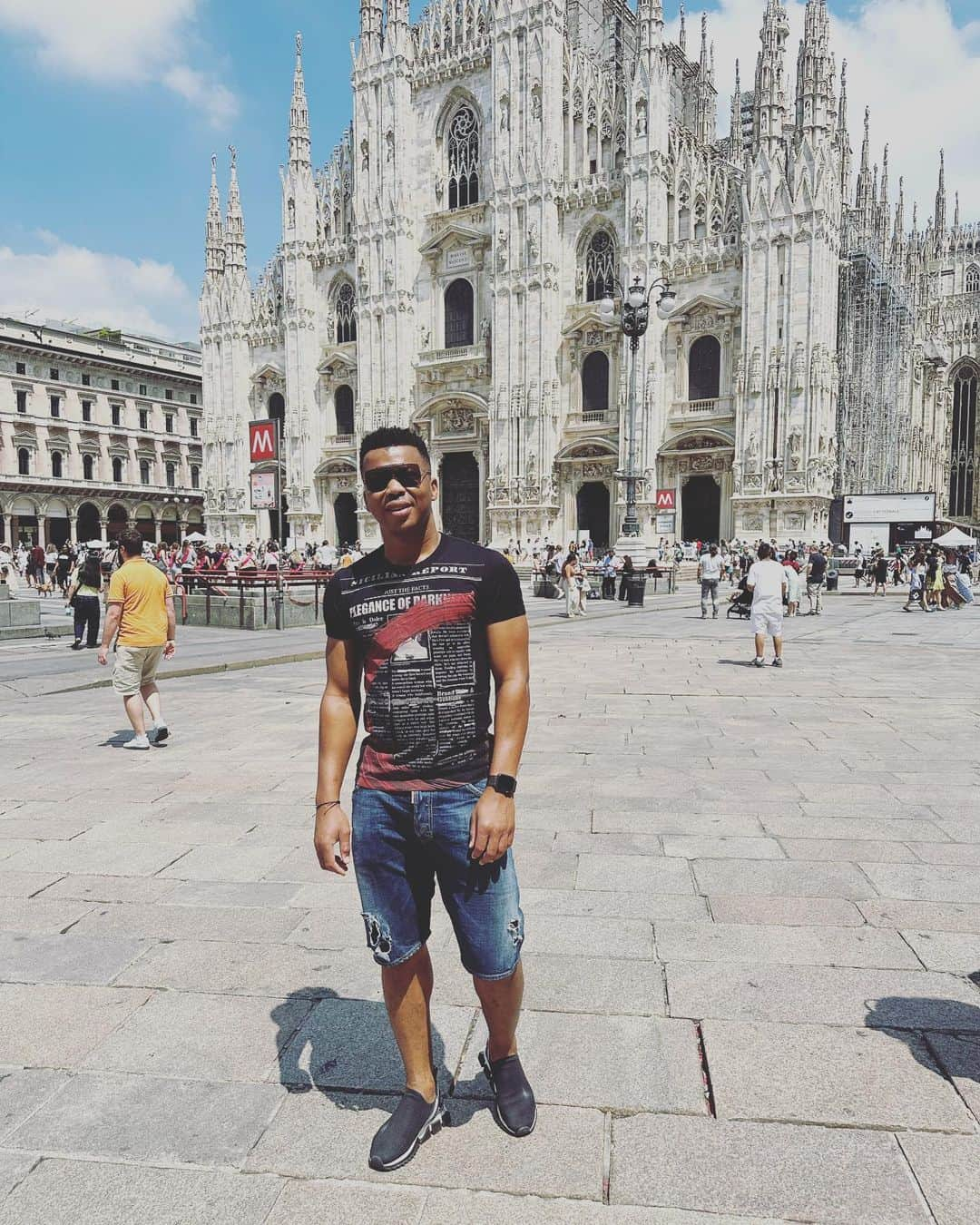 イケチュク・ウチェさんのインスタグラム写真 - (イケチュク・ウチェInstagram)「Life’s way much easier when no one is watching #piazadeduomo #happynewmonth #july」7月1日 21時56分 - ike_uche