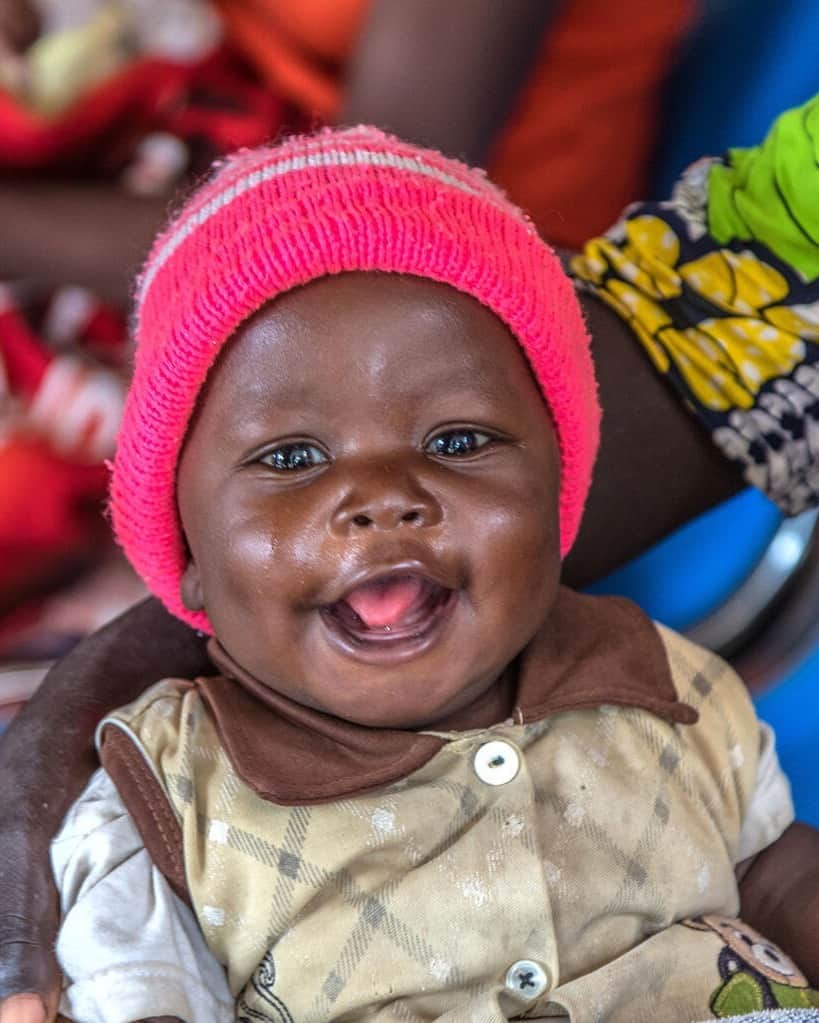 unicefのインスタグラム：「Whoever she is. Wherever he lives. Every child deserves a childhood. A future. A fair chance.  Baby Luluoya is waiting for a check-up at a UNICEF-supported clinic in Nigeria. What’s your message to him?  © UNICEF/UN0391087/Esiebo」