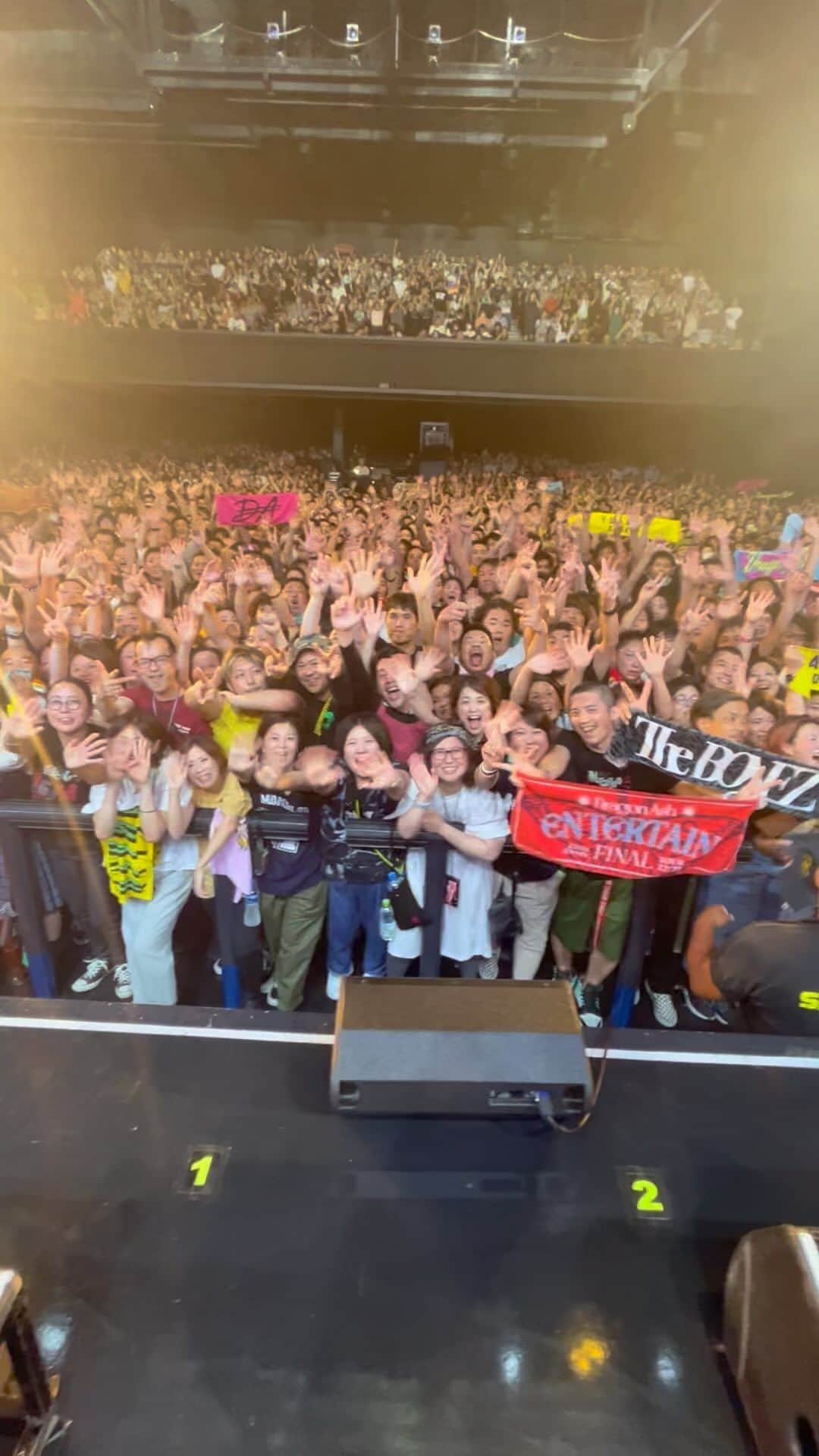 桜井誠のインスタグラム：「モンパチ25周年おめでとう〜 アンコールも楽しかったねww 現場に来ないとわからない楽しさは宝物だよ！ ありがとう！」