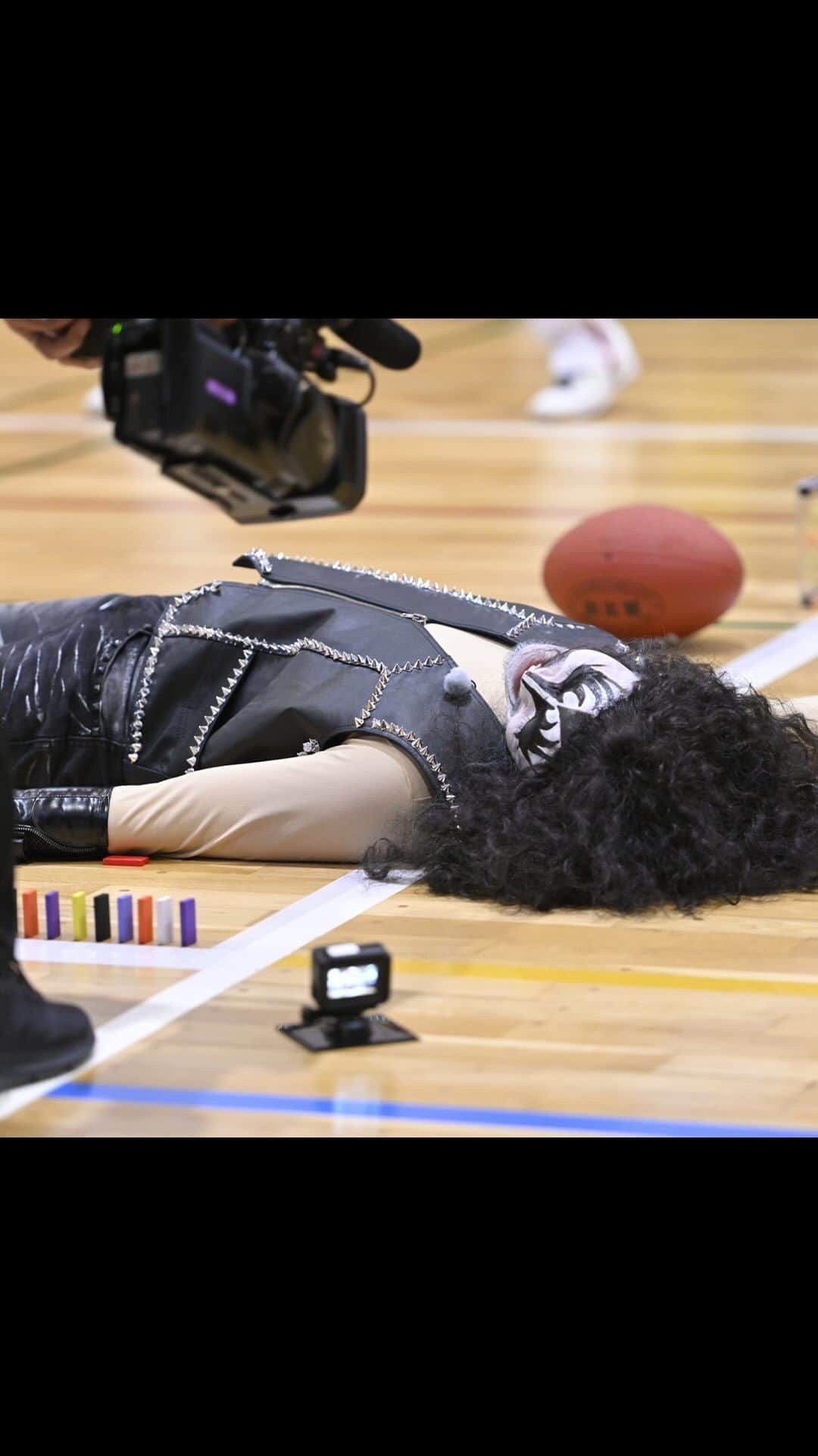 GENERATIONS高校TVのインスタグラム：「アイテムのボールが相手チームの後頭部や顔面にクリーンヒットするほど危険な戦いに‥😱【GENERATIONS vs ゴールデンボンバーで妨害ドミノ倒し対決】  #gene高 #ジェネ高 #generations高校tv #gene #generations #ジェネ #ジェネレーションズ #generationsfromexiletribe #ldh #白濱亜嵐 #片寄涼太 #数原龍友 #小森隼 #佐野玲於 #関口メンディー #中務裕太」