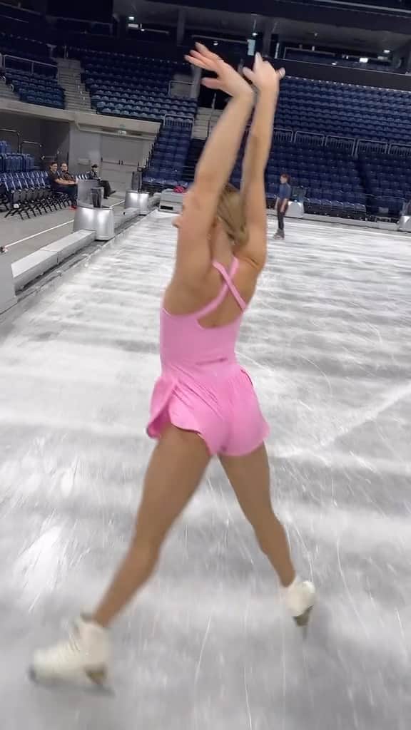 アシュリー・ケインのインスタグラム：「bringing this trend to the ice 💗   video credit @taiachan :)  #figureskating #iceskating #fpmovement」