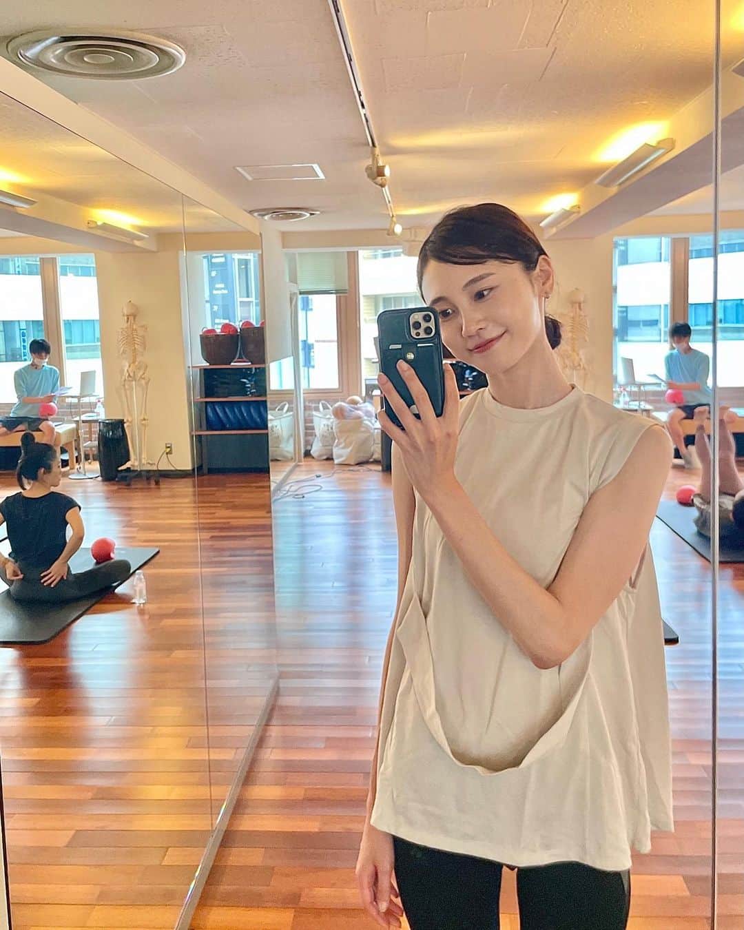 酒井結加のインスタグラム：「『pilates』  ピラティス体験🤸‍♀️ @zenplace_official   筋トレとはまた違うアプローチで 骨や呼吸を意識しながらの運動。 呼吸も姿勢も自然と良くなっていて スッキリー！  メンタルケアにもいいから 毎日よりハッピーに過ごせそう♪  心身共に健康にいられるように 続けてみようかな♡  #zenplace#ピラティス#ピラティスレッスン」