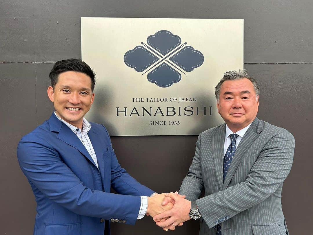 杉谷拳士さんのインスタグラム写真 - (杉谷拳士Instagram)「. 【HANABISHI】 この度HANABISHIさんのPR大使に就任いたしました👏  現役時代、シーズンを重ねるごとに体つきが変化する中、いつも理想的なスーツを作っていただいていました😄‼️ 初めて袖を通した時の気持ちは今でも鮮明に覚えています😆  これからもHANABISHIさんと共に前進して参ります🏃💨‼︎  前進〜〜〜🔥☺️  #花菱 #hanabishi #pr大使」7月1日 13時06分 - kenshi.02