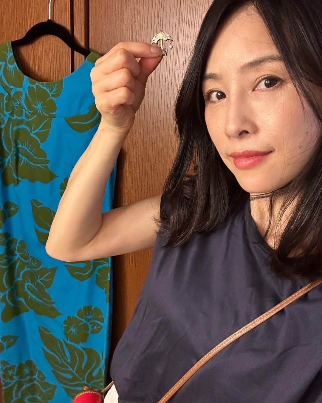 のインスタグラム：「❇︎ 今日から7月🍉夏祭りでサマードレスを着ようと思ったけれど、雨のため見送り☔️昔、お土産でいただいたものでハワイに行ったことはないけれど、いつか行ってみたい🏖️ #hawaiian  #summerdress」