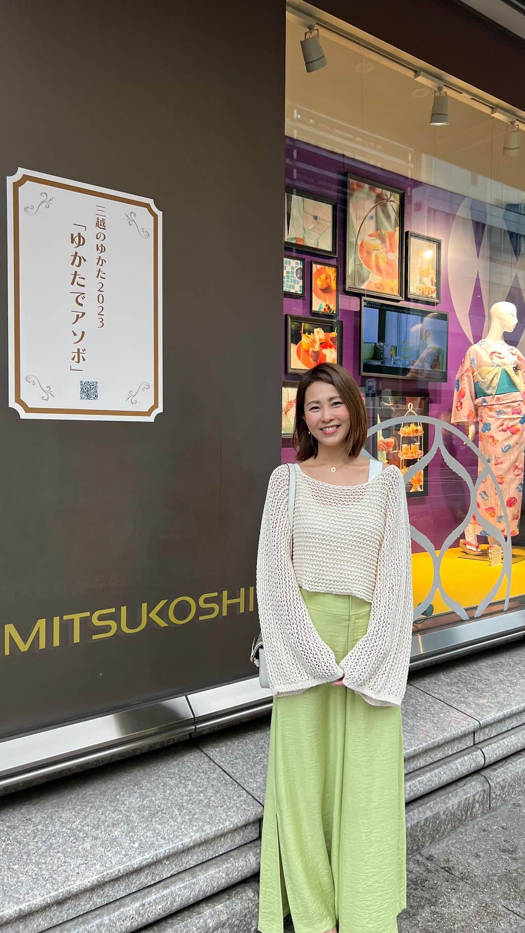 のインスタグラム：「6/20から流れてる日本橋三越本店新館の ウィンドウディスプレイを見に行ってきました！ 嬉しくて胸いっぱいです✨  呉服売り場へご挨拶に伺ったら 土曜日の開店直後にも関わらず 呉服売り場はお客さんですごく賑わっていて、 これが呉服の老舗、日本橋三越なのかと その活気に感動しました✨ 今日から7月。浴衣の季節到来です！  ぜひ、浴衣キャンペーンでマンダリンオリエンタルの ヌン活にご応募くださいませ✨  @gofuku_nihombashimitsukoshi  @sanbi1886  #日本橋三越本店 #日本橋三越 #ゆかたでアソボ  #三越のゆかた2023 #三越のゆかた #荒川株式会社 #さんび #東レシルック  #ゆかた #浴衣 #和装 #和服 #着物」