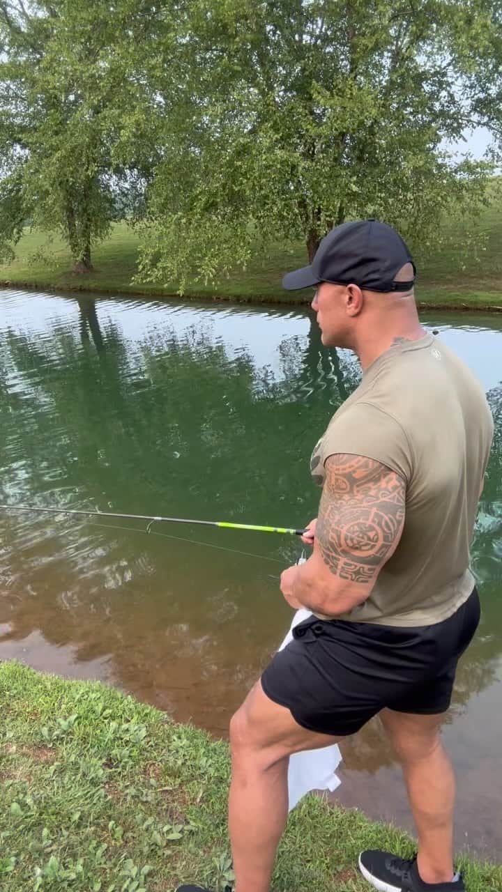ドウェイン・ジョンソンのインスタグラム：「Patience 😊🎣  I waited for her to stalk that baitfish at the mouth of the lake driving them back into the inlet.   One cast about 3 feet in front of where I THINK she’s going - let it drop for a few seconds, a few cranks like a jerk bait, slow roll it, patience….BOOM 🎣 😅   I’m using light tackle and with a big bass like this, I don’t try and horse em onto the bank, so I’ll always get in the water to lip em.   Hope you guys get some good fishing in this holiday weekend and enjoy your 4th 🇺🇸 🥃 🎣🐷  #hawgheaven #mysanctuary #catchandrelease #manafarm」
