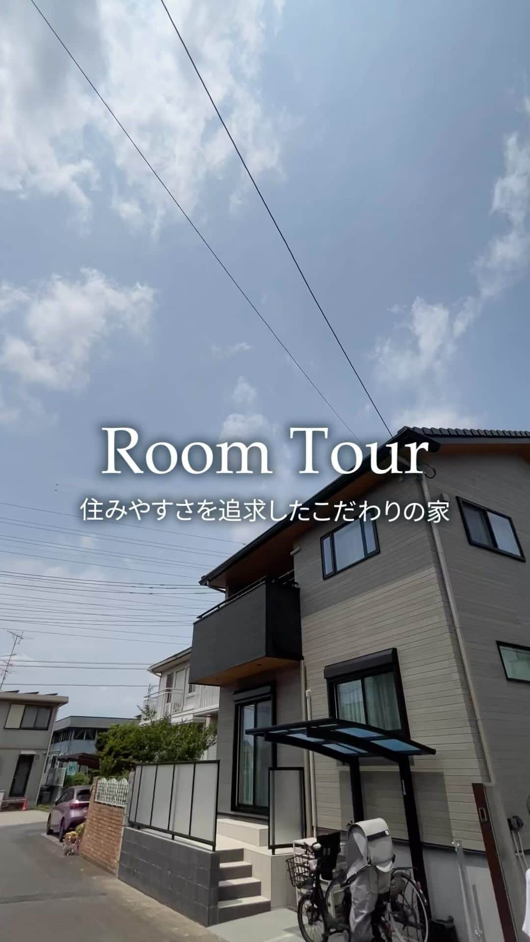 完全フル装備の家　富士住建のインスタグラム：「【富士住建 Room Tour 𖤣𖠿𖤣】  富士住建で建てて下さったおうちをご紹介❕  玄関から洗面を一直線にし、家事が楽になる動線に🫧  リビングにある階段下スペースを有効活用し、キッズスペースに🧸 ライフスタイルの変化によって色々変えることも…可能🙆‍♀️  広々とした寝室で、将来的なお部屋の確保も出来ちゃいます🛌  富士住建では皆様の「しあわせな時と場所」を応援します😌   #富士住建 #戸建て #わくわくする家づくり #完全フル装備の家 #フル装備の家 #一戸建て #自由設計 #自由設計住宅 #標準仕様 #家づくりアイデア #注文住宅新築 #新築マイホーム #新築注文住宅 #住宅 #おしゃれな家 #新築住宅 #丁寧に暮らす #おうち #日々の暮らしを楽しむ  #玄関 #ルームツアー #roomtour #ルームツアー動画 #土間収納 #回遊動線  #パントリー #ペーパー収納 #キッズスペース #書斎 #家事動線」