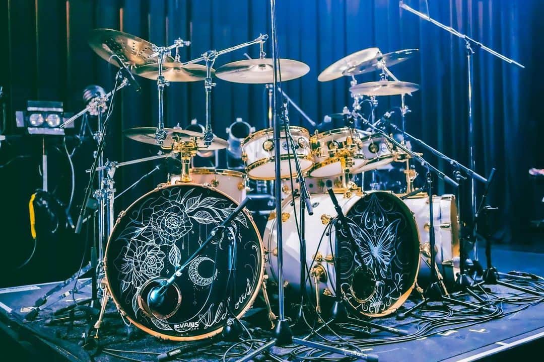 Marinaさんのインスタグラム写真 - (MarinaInstagram)「🦋🦋🦋 　  Photo by @akitotakegawa   #Aldious #AldiousMarina #アルディアス #femalemusician #femaledrummer #drummer #drums #dwdrums #drumslife #drumset #drumkit #drummergirl #girlband #music #metal #rock #jrock #drumstagram #evans #instagood #vicfirth #myperfectpair #sabian #girl #ドラム #ドラマー」7月1日 13時24分 - aldiousmarina