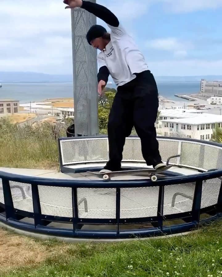 のインスタグラム：「@bobbypace_ 🦘🌪️🦘  📹: @izzybusybones   @volcomskate #TrulyDefined #TrueToThis #Volcom #VolcomJapan #ボルコム」