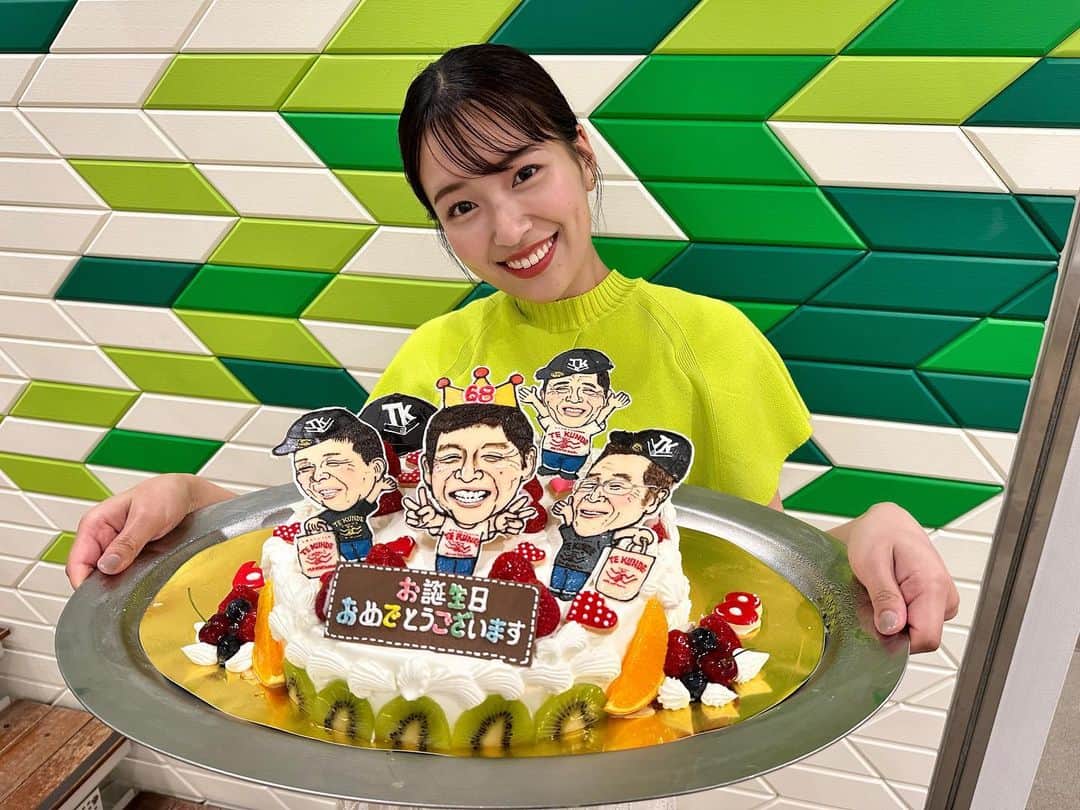 山崎香佳のインスタグラム：「本日は #明石家さんま さんの誕生日🎂  ということで、今日の明石家電視台は 『祝！68歳明石家さんま誕生日sp』です！  この後15:00放送です！  普段は優しく、お笑い面にだけ厳しいさんまさん。 みーーんなから愛される秘密が詰まっています！ ぜひご覧ください！  #誕生日 #誕生日ケーキ」