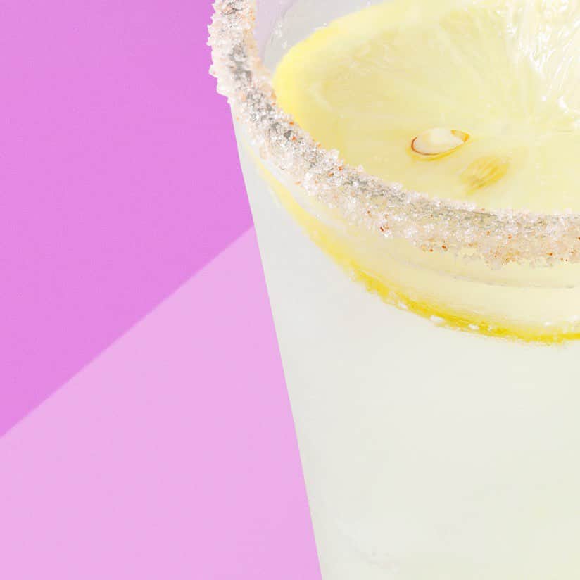 カフェ ホホカムのインスタグラム：「🍋LEMON MENU🍋7/1〜 暑い夏にスカッとして欲しい🤗 気持ちを込めてレモンメニュー始めました💛 ぜひスカッとしにいらしてください🤗Hohokamはじめての夏限定レモンメニューです💛  🍋レモンシャーベット  夏にぴったり！爽やかな口当たりのシャーベット。さっぱり甘酸っぱい濃厚なレモンをお楽しみください。 ※カップかコーンをお選びください。  🍋ソルトレモンシェイク  人気の濃厚なミルクシェイクにシチリアレモンの果汁を加えました。 隠し味に岩塩が入っており、まるでチーズケーキの様な味わいです。  🍋レモンパイ (スタッフイチオシ！) レモンの酸味とレモンピールのほろ苦さがクセになる！レモンの良さがギュッと詰まった、この夏限定のレモンパイです。 さっぱりしているので食後のデザートにもおすすめ！  🍋ソルティレモンソーダ　 🍋ソルティレモンサワー(おすすめ) 大人気のレモンソーダに岩塩を加えました。暑い日に一気飲みしたくなるようなレモンソーダでず！ウォッカトッピングでレモンサワーにもできます。  #lemon #lemonpie #lemonshake  #saltylemon #レモンメニュー　#レモンパイ #レモンシェイク #レモン #レモンサワー #塩レモン #hohokamdiner #hohokam #ホホカムダイナー #夏メニュー」