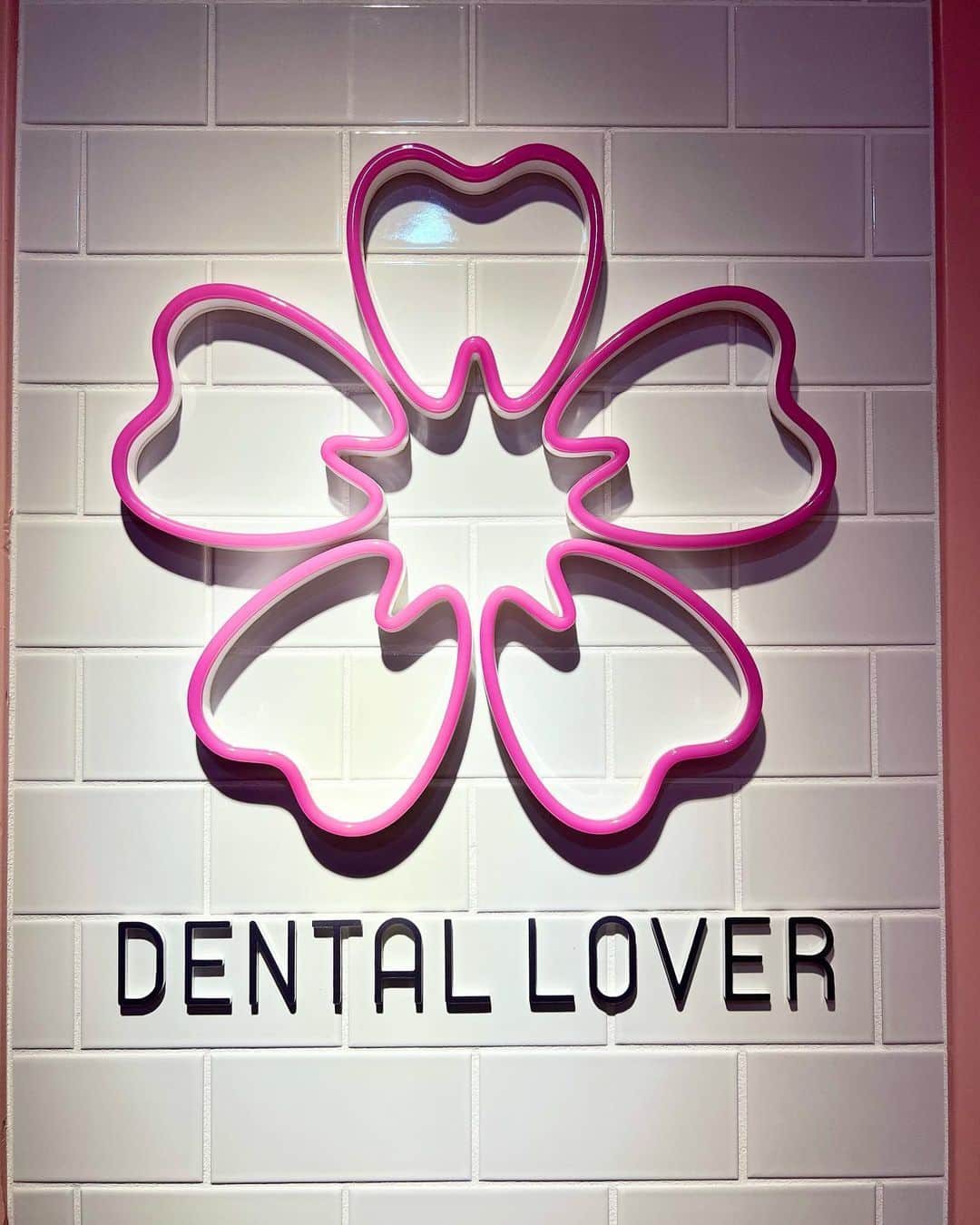 杉山佳那恵さんのインスタグラム写真 - (杉山佳那恵Instagram)「@dentallover_ebisu に またまた行ってきたよ😛💕  セルフホワイトニングって自由で快適〜✨  最先端のホワイトニングサロンで 自然な白さを目指しつつ 虫歯予防もしてくれるから最高👏✨  初月5390円で通い放題で 痛みも少ないので続けやすいし 恵比寿の駅近で通いやすいよっ✨  めちゃくちゃオススメなので是非っ💗  #デンタルラバー恵比寿#デンタルラバー#スーパーホワイトLV#スーパーブレス#LEDラバー#LEDLOVER」7月1日 13時29分 - kanaxxy_0421
