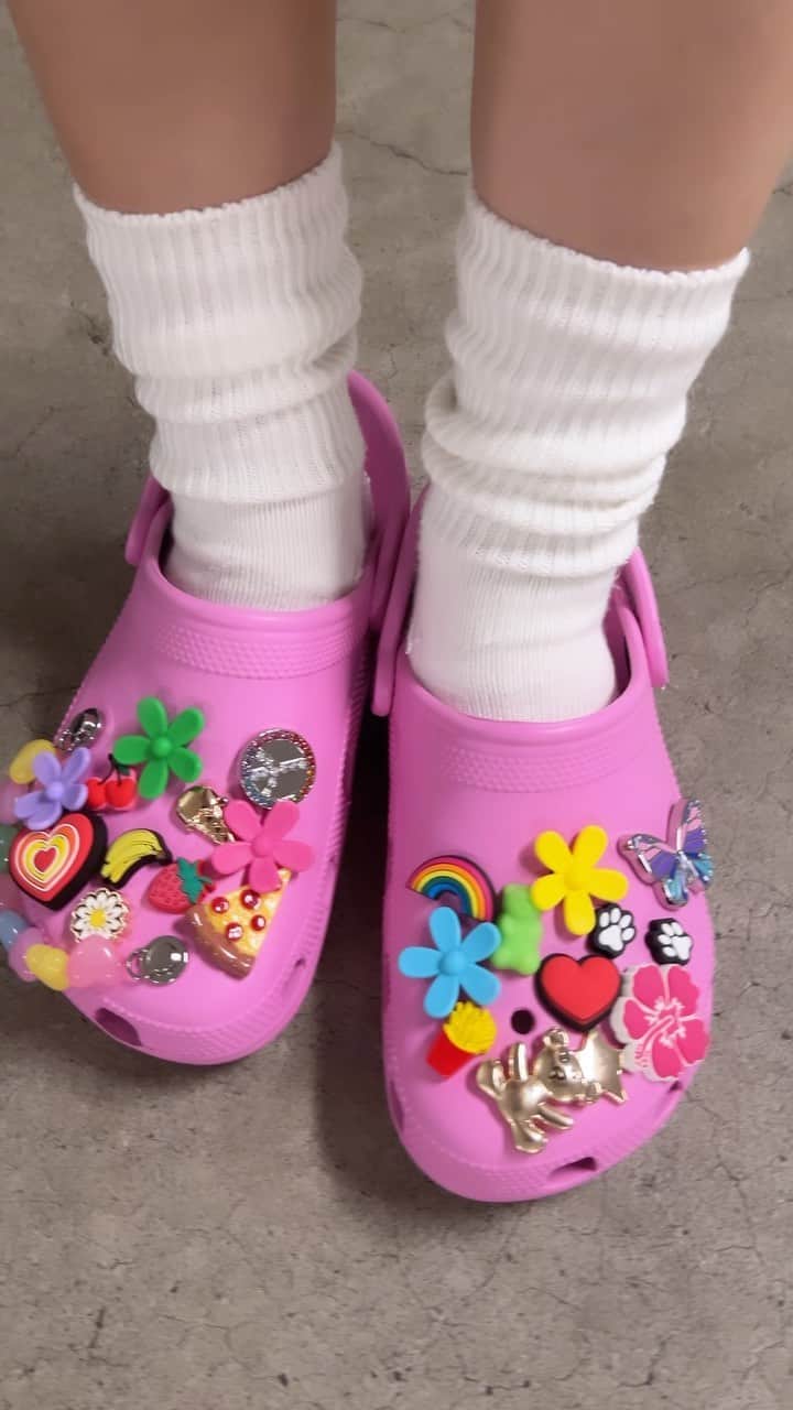 長澤メイのインスタグラム：「🧡💛💚💜❤️ @crocsjp  #crocs #クロックス #シビッツ」