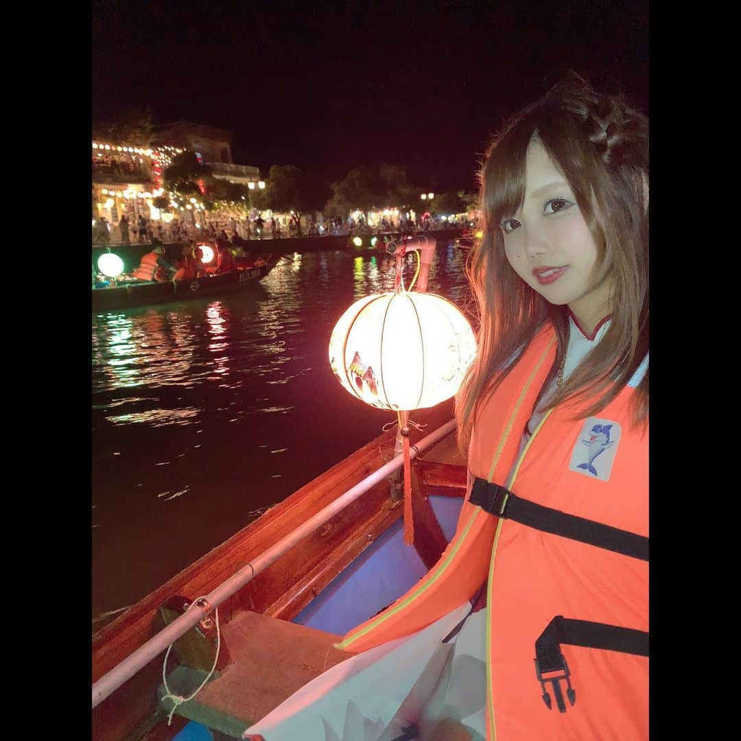 瀬乃ひなたのインスタグラム：「ボートでのんびり🚣 小さいランタン？も流した🏮 . . . . . . . .  #ホイアン旅行 #ホイアン　#ベトナム　#vietnam #🇻🇳 #旅行　#travel 　#ベトナム旅行　#ホイアン観光　#ベトナム観光　　　#たびすたぐらむ #海外旅行　　　#映えスポット 　 #hộian #thànhphốhộian  #hoian #hoianvietnam #hoiantrip #hoiantravel #hoiancity #ホイアン旧市街　#hoianancienttown #hoianancientcity #hộianancienttown #ランタン　#🏮 #アオザイ　#áodài #🪷」