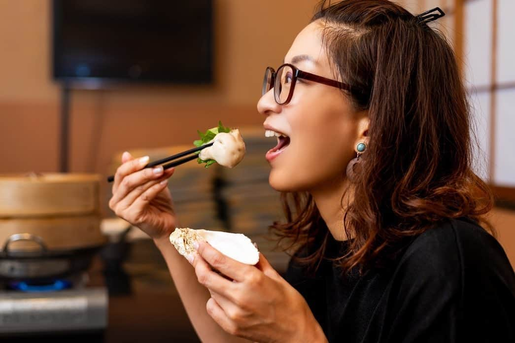 海津ゆうこさんのインスタグラム写真 - (海津ゆうこInstagram)「今年もやってきましたよ、この季節😋  ほうせい丸の岩ガキ食べ放題！  今年も抽選になるそうなので、 岩ガキファンの皆さんは、ぜひご応募ください。  岩ガキ20個からスタートという、牡蠣ファンにとっては最高のイベントです🦪 この大皿が一人前なんて幸せすぎます👍  #牡蠣#岩ガキ#oyster#牡蠣食べ放題 #牡蠣スタグラム #牡蠣好き #ほうせい丸#instagood #instalike #instalife #instadaily #instapic #フリーアナウンサー#ラジオパーソナリティー」7月1日 13時42分 - yuco310