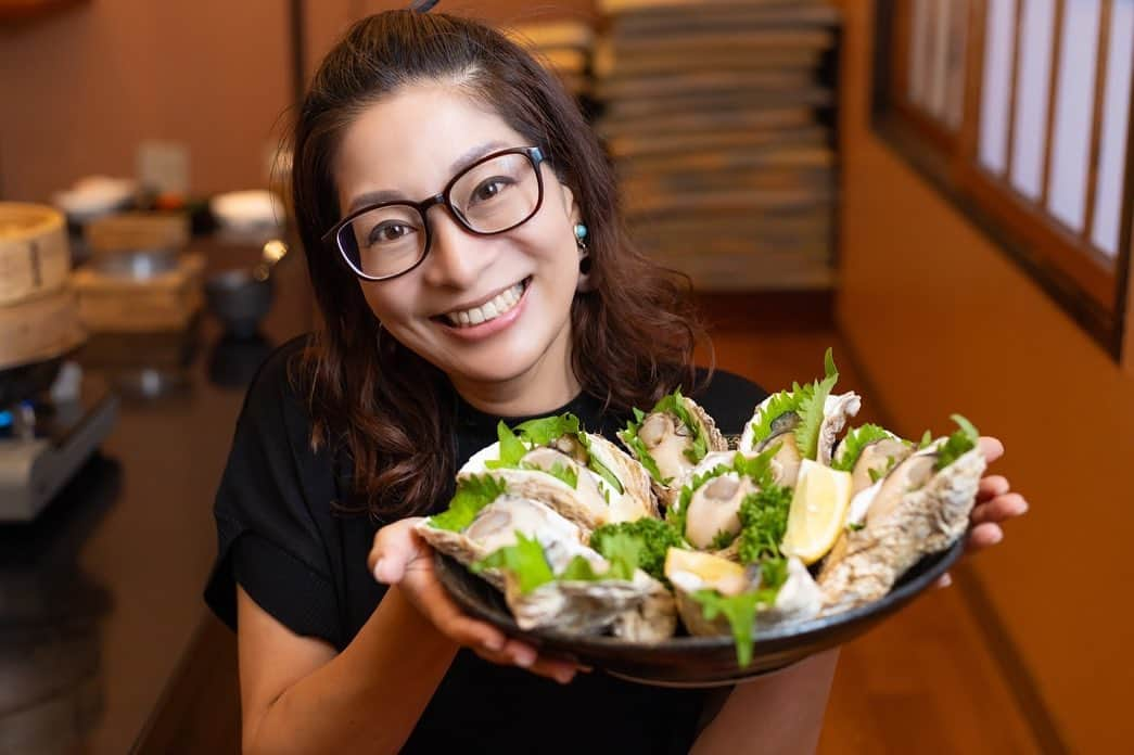 海津ゆうこのインスタグラム：「今年もやってきましたよ、この季節😋  ほうせい丸の岩ガキ食べ放題！  今年も抽選になるそうなので、 岩ガキファンの皆さんは、ぜひご応募ください。  岩ガキ20個からスタートという、牡蠣ファンにとっては最高のイベントです🦪 この大皿が一人前なんて幸せすぎます👍  #牡蠣#岩ガキ#oyster#牡蠣食べ放題 #牡蠣スタグラム #牡蠣好き #ほうせい丸#instagood #instalike #instalife #instadaily #instapic #フリーアナウンサー#ラジオパーソナリティー」