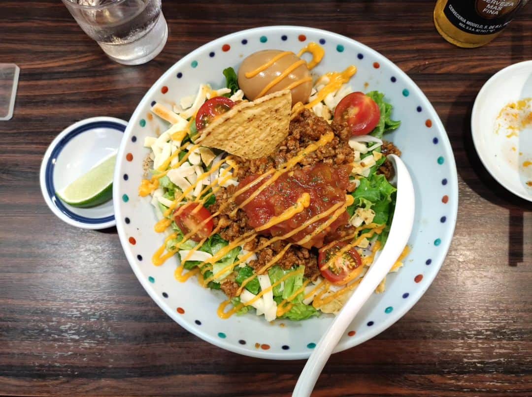 つけMen野郎さんのインスタグラム写真 - (つけMen野郎Instagram)「MEXICANタコ和え麺+あじ玉 ら〜麺あけどや 提供日延長で何とかありつけました。メキシカン好きとしてはそそる一杯。この期間限定で提供しているコロナを飲んで心の準備。よーく混ぜ混ぜしていただく。非常に独特なグルーブ麺は弾けるような食感で大きい溝がタレを絡んでくれる。スパイシーなタコスミートは味も完璧なメキシカン。野菜は彩りだけでなく、味の組み合わせとしても合ってる。タコスって食べ物うまいのがよく分かるし、それをうまく麺に落としている。最後に追い飯してフィニッシュ！うまかった。」7月1日 13時44分 - bokurarri