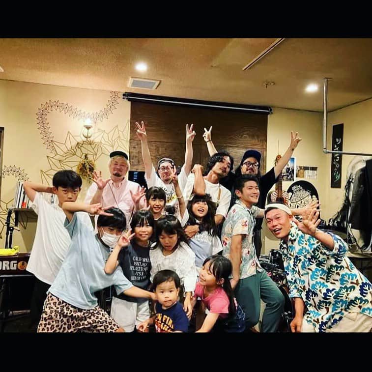 MONKYのインスタグラム：「昨日、一昨日とEXOTIC SKATESでの二日間。 大阪は放出LIONでワイワイと盛り上がって楽しい夜でした。  そして昨日は奈良橿原のニュー喫茶ポルカドット。 大人も子どもも感度サイコーな人達が集う『スナックかずこ』 めっちゃhappyに溢れてましたねぇ。  大盛り上がりで楽しかった〜！！  ありがとうございました♬  EXOTIC SKATESは、８月２７日の神戸チキンジョージでの『エキゾチック横丁２」に向けて邁進！  ７月５日は1st Single 7inch Vinyl『A Messege to You Rudy』をリリースします。  めっちゃ夏を感じる1枚になってます。 夏のお供に是非♬ （プロフィールのリンクから）  https://ienaga2020.thebase.in/items/75441129」