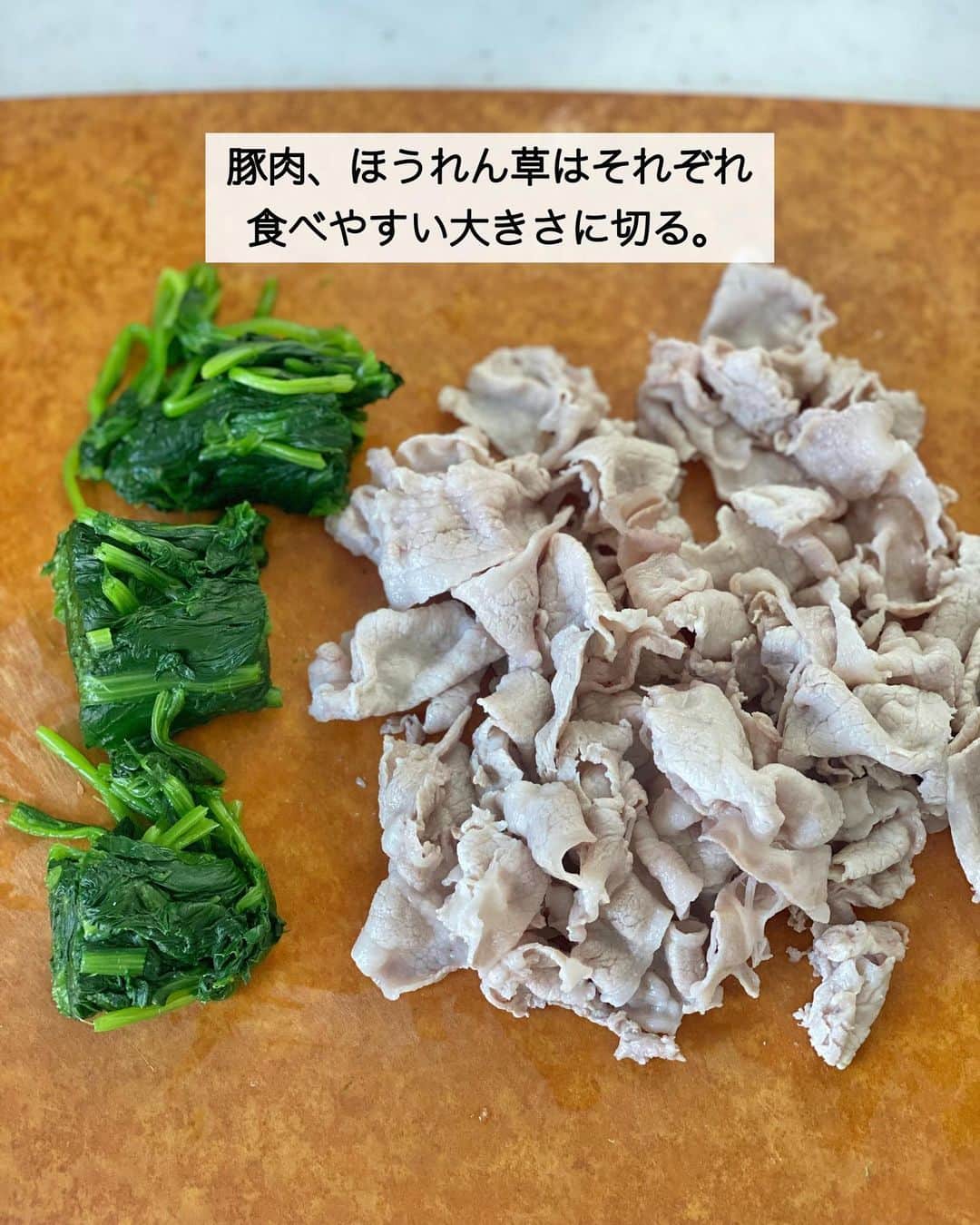 ちおりさんのインスタグラム写真 - (ちおりInstagram)「【我が家の鉄板お弁当おかず】 ⁡ ⁡ ━︎━︎━︎━︎━︎━︎━︎━︎━︎━︎━︎━︎━︎━︎━︎━︎ 豚しゃぶとほうれん草のごま酢和え ⁡ Nadiaレシピ🆔 458780 ━︎━︎━︎━︎━︎━︎━︎━︎━︎━︎━︎━︎━︎━︎━︎━︎ ⁡ ⁡ ⁡ こんにちは(^ ^) ⁡ 今日は、ボリュームある豚肉とほうれん草の お弁当おかずです🍱作り置きにぜひ☺️ ⁡ 三菱冷蔵庫の「切れちゃう瞬冷凍A.I.」の機能を使って保存しておけば、解凍せずそのまま お弁当箱に詰めればOK！ 出来たての美味しさが味わえます👌🏻 ⁡ ⁡ 我が家の毎日のお弁当作りの 味方になってくれる　#三菱冷蔵庫 ✨ 作り置き保存に「切れちゃう瞬冷凍A.I」が 大活躍してくれて、ほんとありがたいのです🥺 ⁡ ⁡ しゃぶしゃぶ肉は、酒と砂糖を加えて茹でることで 解凍後もやわらかくて美味しい♪ お昼には食べごろになっています😊 良かったら作ってみてください^ ^ ⁡ ⁡ ⁡ ________________________________________ ⁡ ⁡ ⁡ ✍︎ ✍︎recipe ✍︎ ✍︎ ⁡ ⁡ 👩‍🌾【材料】2〜3人分 •豚ロース肉しゃぶしゃぶ用……150g •ほうれん草 ………………………1束（約220g） A酒、砂糖…………………………各大さじ1 Bしょうゆ…………………………大さじ1 B酢……………………………………小さじ２ B砂糖…………………………………小さじ１ •すりごま……………………………大さじ1と1/2 ⁡ ⁡ ⁡ ________________________________________ ⁡ ⁡ ⁡ 👩‍🍳【作り方】 ❶鍋に水1000㎖と【A】を入れて加熱し、沸騰したら極弱火にする。豚ロース肉(しゃぶしゃぶ用)を1枚ずつ入れて色が変わったらすぐに取り出し、ざるにのせて冷ます。 ⁡ ❷ほうれん草は長さを半分に切る。鍋に水1000㎖と塩小さじ1(分量外)を入れて沸かし、根元部分を入れて30秒ゆでたら、葉の部分を加えてさらに30秒ゆでる。冷水にとり、水気をしっかり絞る。 ⁡ ❸豚肉、ほうれん草はそれぞれ食べやすい大きさに切る。 ⁡ ❹ボウルに豚肉を入れ、【B】を加えてさっと混ぜ合わせたら、ほうれん草、すりごまを加えて混ぜ合わせる。 ⁡ ❺保存用カップに詰めて容器に並べてラップをし、冷凍用保存袋に入れ、「切れちゃう瞬冷凍A.I.」で保存する。 ⁡ ❻解凍なしで、お弁当箱に詰めるだけでOKです。 ⁡ ⁡ ⁡ ________________________________________ ⁡ ⁡ ⁡ 📝【POINT】 ・お弁当カップは8～9号サイズが適しています。 ⁡ ・ほうれん草の水気はしっかりと絞ってください。 ⁡ ・詰める時にすりごまを少々かけると余分な水分も吸ってくれますよ。 ⁡ ・保存期間は約3週間。小分けの冷凍用トレーに入れて保存してもOKです。 ⁡ ・冬の寒い時期は、電子レンジ(500W)で20秒ほど加熱してからお弁当箱に詰めていただくと良いと思います。 ⁡ ⁡ ________________________________________ ⁡ ⁡ 最後までご覧いただきありがとうございます☺️ ⁑ ⁑ ⁑ ⁑ ⁑ ⁑ ⁑ ⁑ #三菱家電アンバサダー   #三菱電機タイアップ #三菱家電ファンサイト  #豚肉レシピ #豚しゃぶ #豚しゃぶ肉  #お弁当レシピ #ほうれん草レシピ   #Nadiaレシピ #Nadiaartist #料理レシピ   #おうちごはん #ほうれん草 #作り置きレシピ   #料理 #献立 #食卓 #副菜レシピ #副菜   #簡単レシピ #節約レシピ #お弁当おかず  #簡単ごはん #節約ごはん #野菜レシピ」7月1日 13時53分 - chiori.m.m