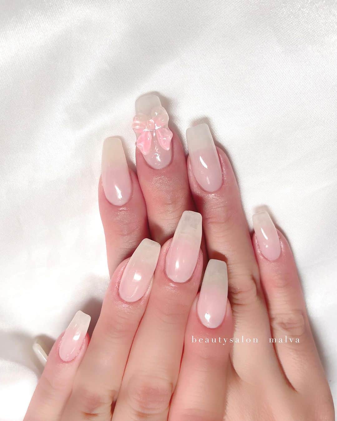 nailsalon malva（ネイルサロンマルヴァ）のインスタグラム：「【全塗りシンプル097】でご予約可能🉑 ⁡ シースルーホワイトに🎀のみのシンプルネイル💅 リボンは高さもあるので、 中級者さんにぴったりのネイルパーツです🎀 ⁡ ＿＿＿＿＿＿＿＿＿＿＿＿＿ ⁡ ⁡ 𝐛𝐞𝐚𝐮𝐭𝐲𝐬𝐚𝐥𝐨𝐧 𝐦𝐚𝐥𝐯𝐚⠀ 📍明治神宮前駅｜原宿駅　徒歩𝟑分 ⠀ 💬ご予約やお問い合わせ 𝐋𝐈𝐍𝐄から承っております @ 𝐦𝐚𝐥𝐯𝐚 ⁡ お気軽にご連絡ください♡ ⁡ ⁡ ＿＿＿＿＿＿＿＿＿＿＿＿＿＿ ⁡ ▸ジェルネイル｜スカルプ｜ケア ▸まつげカール｜まつげエクステ ▸ハーブよもぎ蒸し ▸ワックス脱毛 ⁡ ⁡ \ アシスタント募集中💁‍♀️ / ⁡ ▸リモート可オンラインの画像動画制作アシスタント ▸サロンワーク全般アシスタント ⁡ ⁡ ⁡ ⁡ ⁡ ⁡  #ワンホンネイル #リボンネイル #乳白色ネイル #malva #malvaネイル #ちゅるんネイル #バレリーナネイル #ロングネイル  #nails #原宿ネイル #韓国ネイル  #表参道ネイル #東京ネイルサロン　#明治神宮前ネイル #新宿ネイル #千駄ヶ谷ネイル #池袋ネイル #harajukunails #tokyonails #tokyonailsalon ⁡」