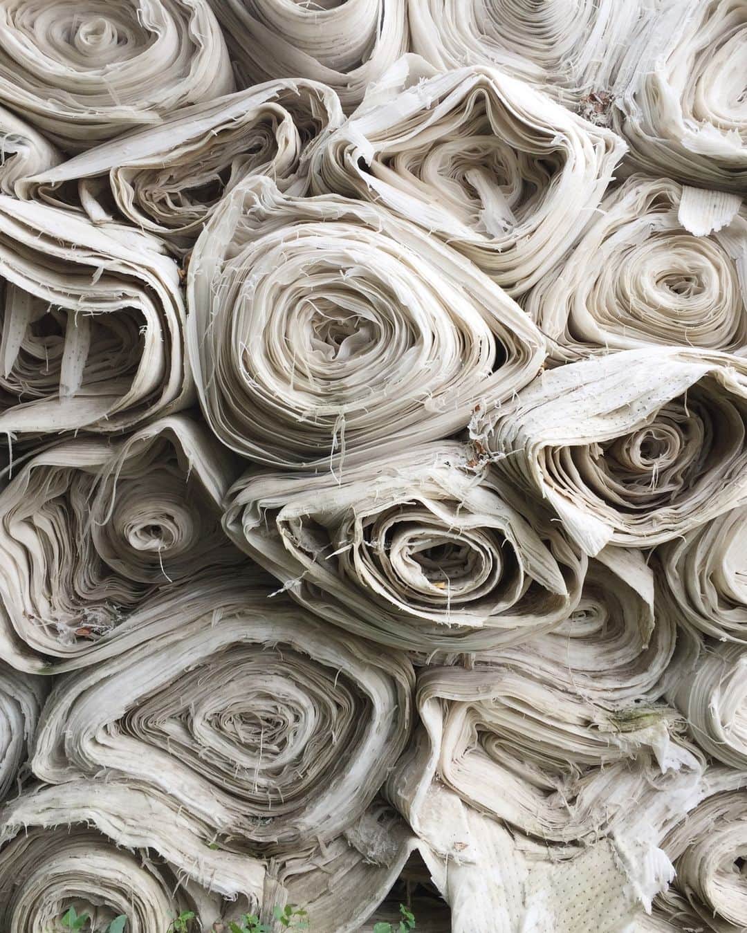 のインスタグラム：「From conscientious material sourcing to groundbreaking production techniques, we're on a mission to deliver exceptional fabrics while minimizing our ecological impact. Get ready to embrace a world where style and sustainability go hand in hand. Together, we can make a difference!  #dormeuil #luxurytailoring #tailormade #luxuryfabrics #bespoketailoring #luxurynaturalfibers #ethicalcloth #sustainablefashion #sustainableluxury #1842paris」