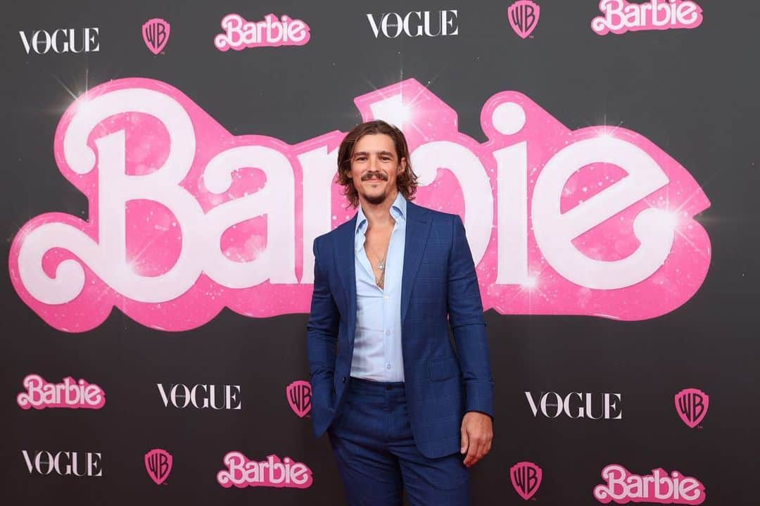 ブレントン・スウェイツのインスタグラム：「Great night with @vogueaustralia  Can anyone guess the film? #barbiethemovie  Played the relaxed, unshaven Ken last night.  (Ken)dolled up by @thdr」